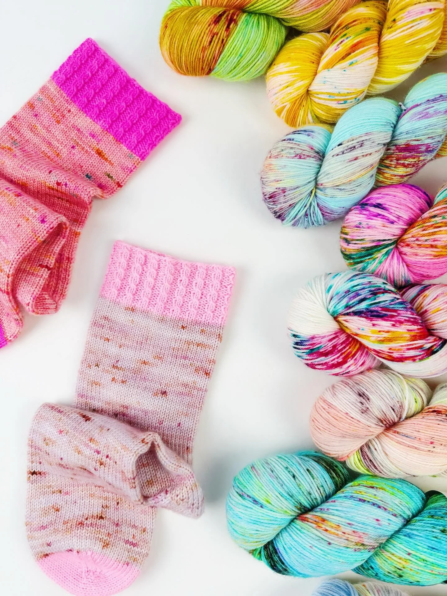 📣 IDEA TIME! 📣 
.
Are you in the planning stages for your year of socks with Cuff Club Volume 2?! Let me tell you what I&rsquo;m thinking for my own personal pairs!
.
Since texture has entered the chat this year with lace and cable cuffs, I&rsquo;m