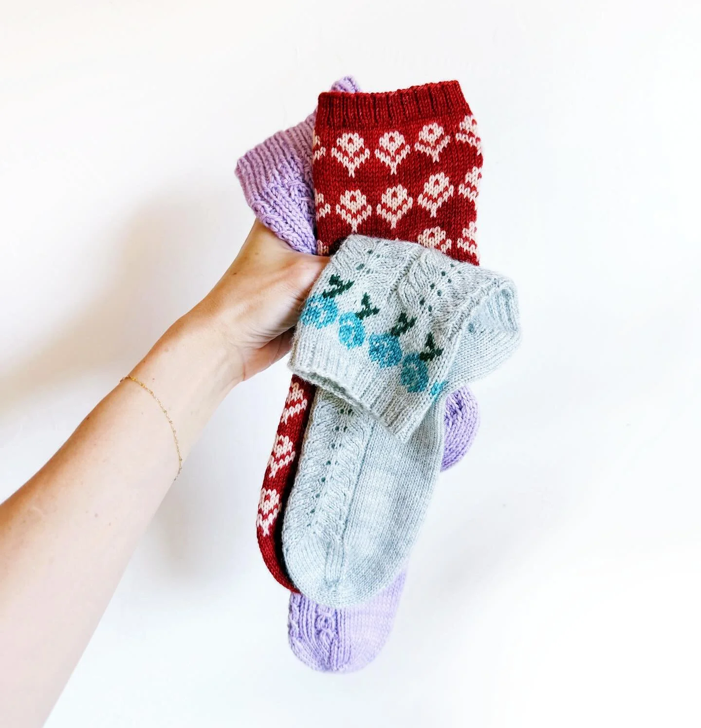 🍂 🍁 I&rsquo;ve got some Fall sock knitting inspiration for you this week! I knit up four new pairs from existing patterns. Check out my latest YouTube vlog for a detailed discussion of all the socks (link in my bio)! 
.
I included a detailed list o