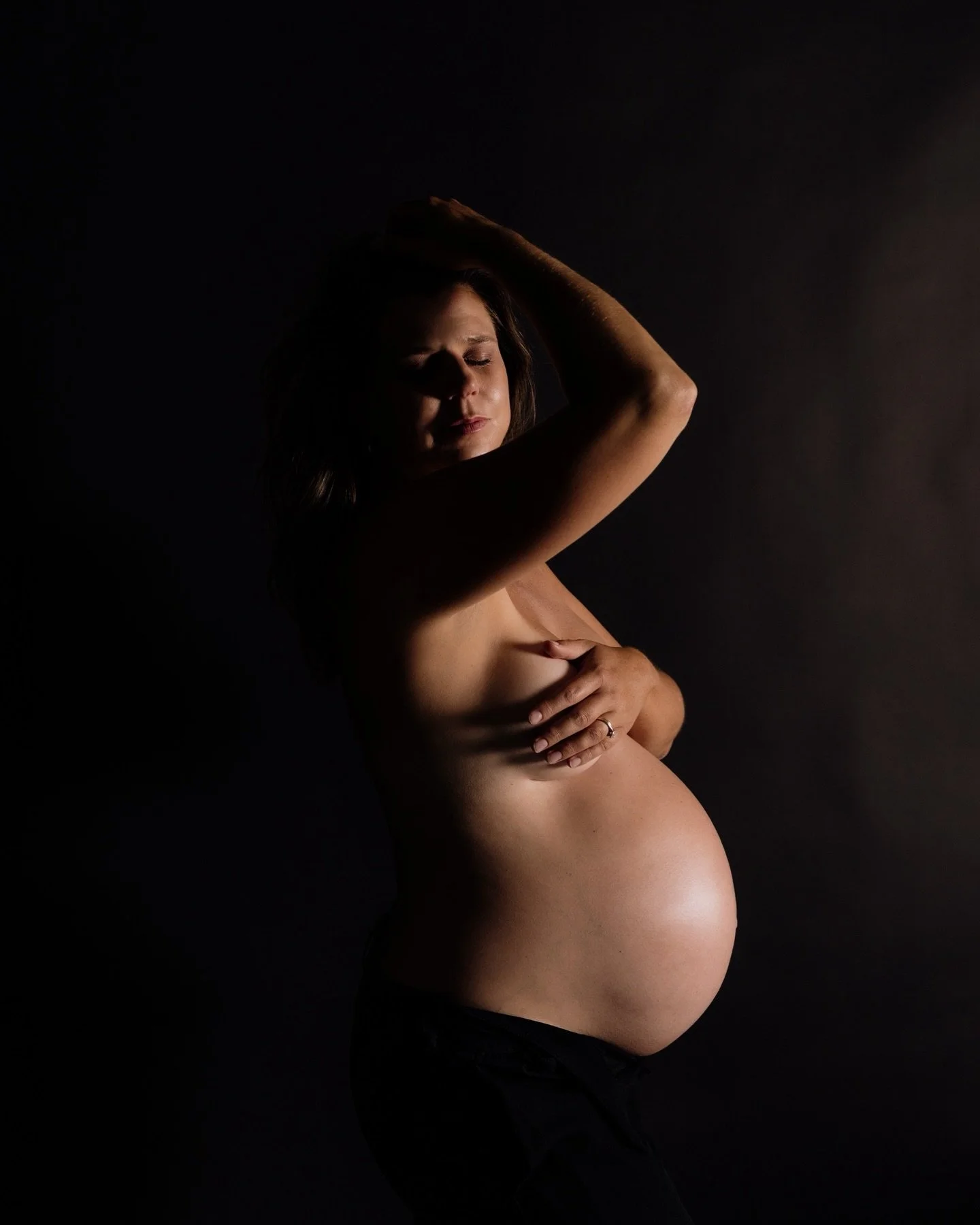 There&rsquo;s something about studio session that pulls me in every time ✨

Forever inspired by light &mdash; the way it falls, wraps, and softly shapes your body&hellip; turning images into pure art. Intimate, timeless, and beautifully you.

If you&