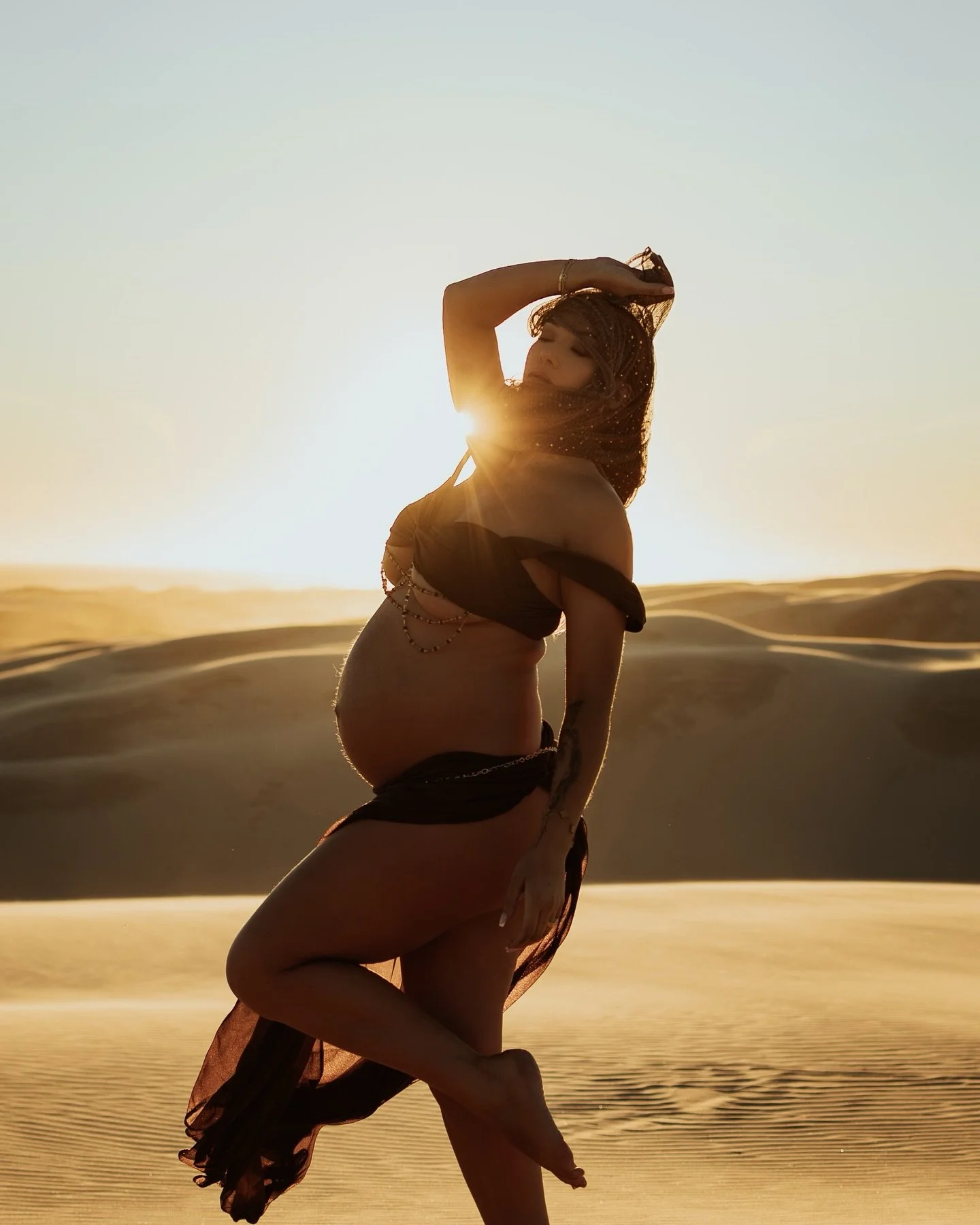 Monique ✨

A little glimpse into a creative maternity session &mdash; where motherhood meets art.
These images were captured at a beautiful shoot along with @jessicamyra_portraits , bringing together creativity, movement, and light in the most magica