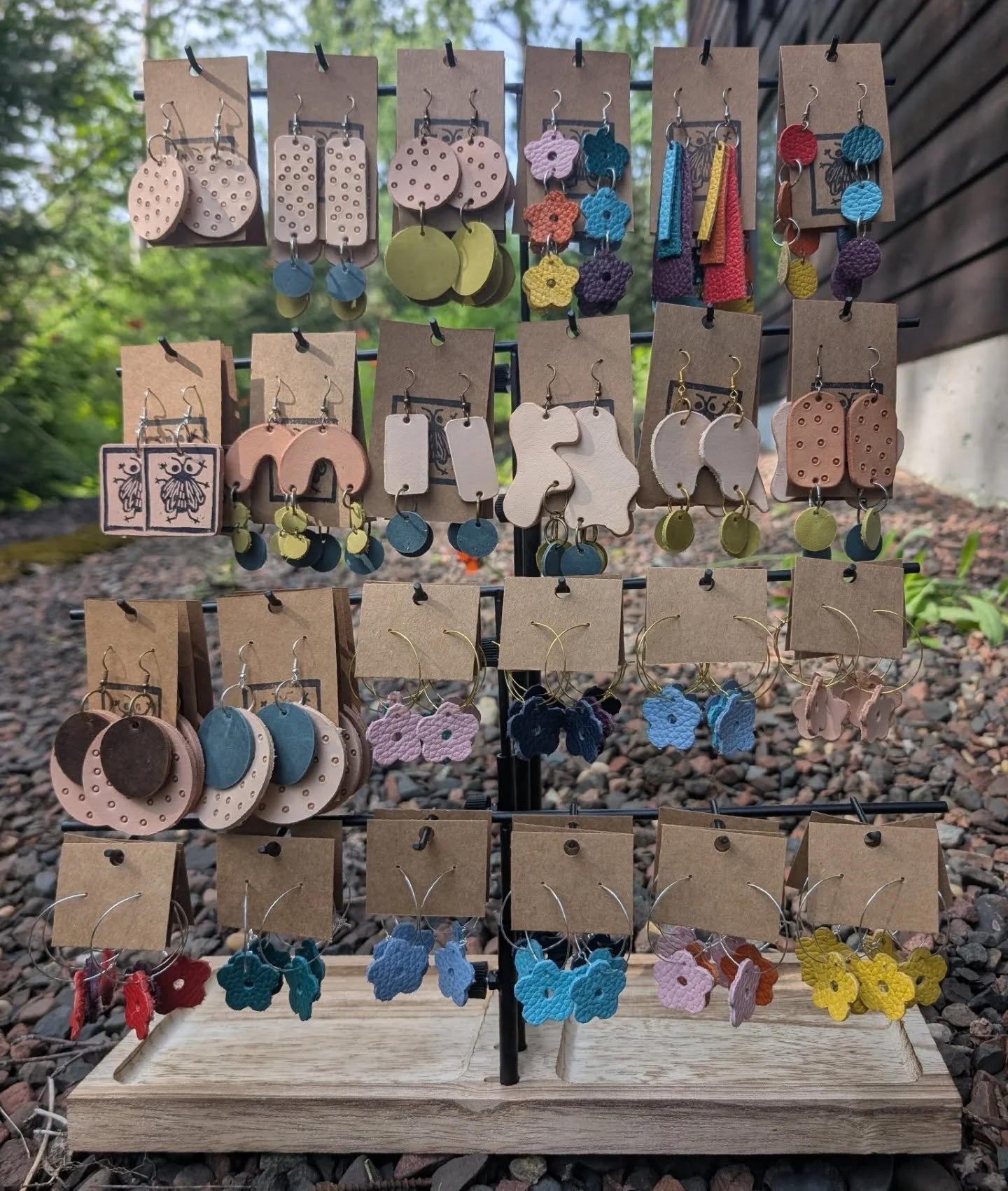 Earrings earrings earrings!! These last couple of days I have made so many earrings! I'm loving the look of them all displayed and it's making me even more excited for the art fair in 2!!! days

I really like making earrings- it's a great way to use 