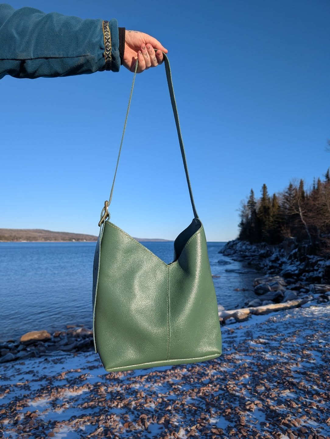 Tomorrow is the last day to order before Christmas! I still have a few things left on my website, including this gorgeous shoulder bag!