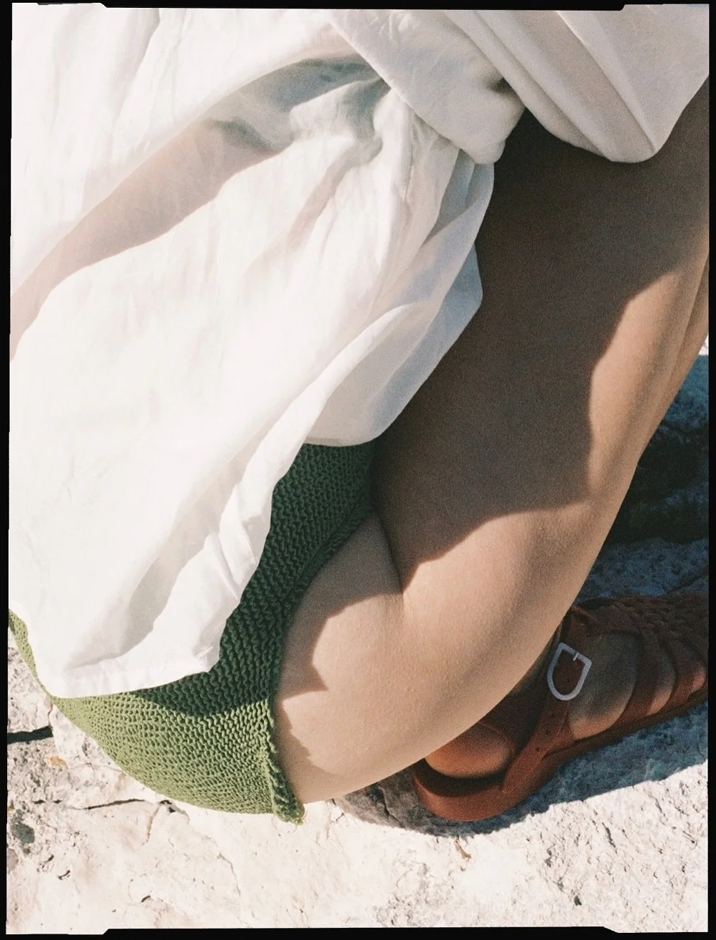 Lucie in the Poppy blouse.

Somewhere between the sun, rocks, pastel-colored plants, and the sea.🌊🐚