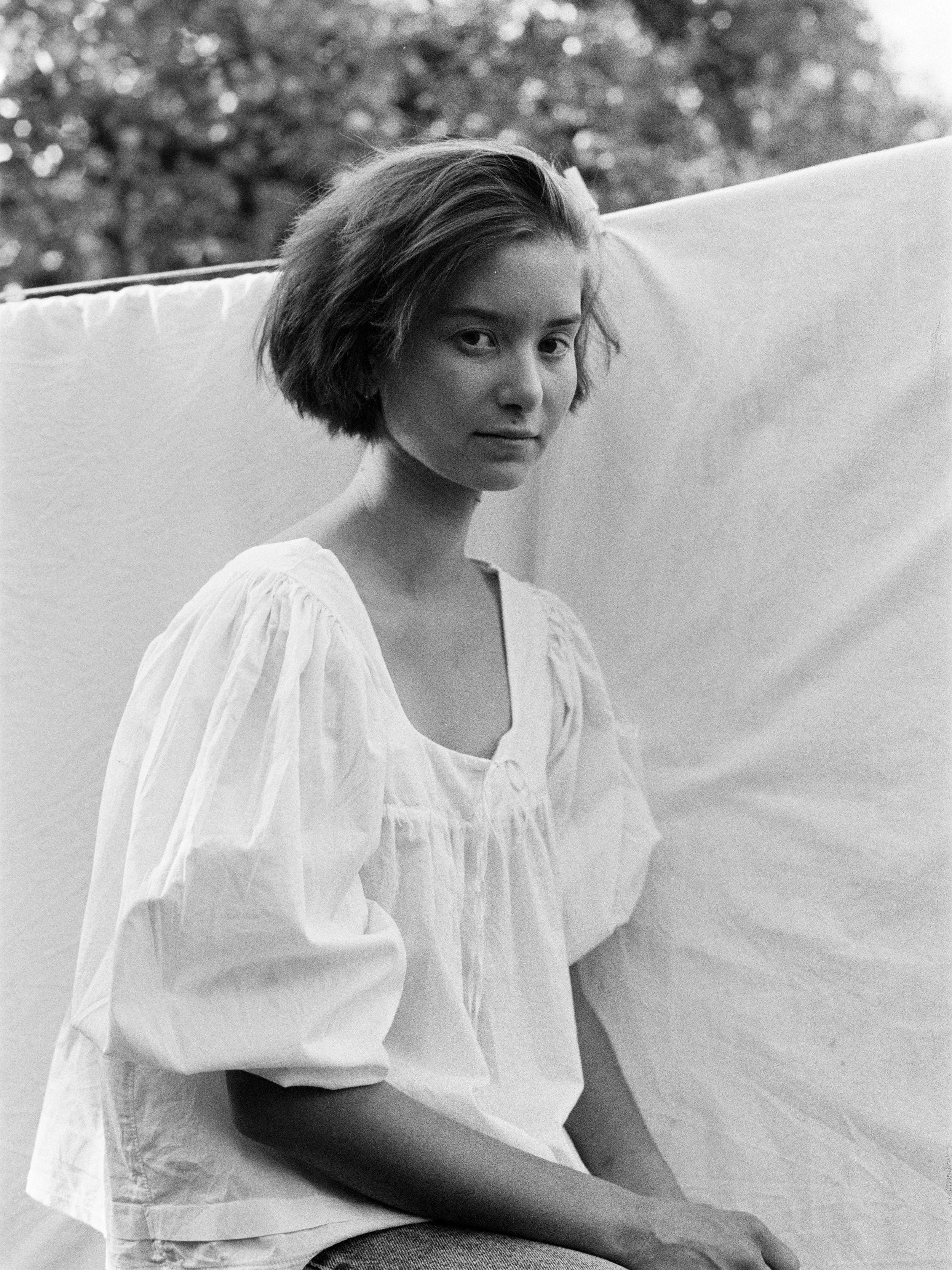 Lucie in the Meadow Blouse🤍🪻

My sister, my blouse, an apple tree and a little something from @rowsebeauty &mdash; something my sister gave me when I was pregnant. It felt very fitting for an intense time.

Lille.studio is about making things with 