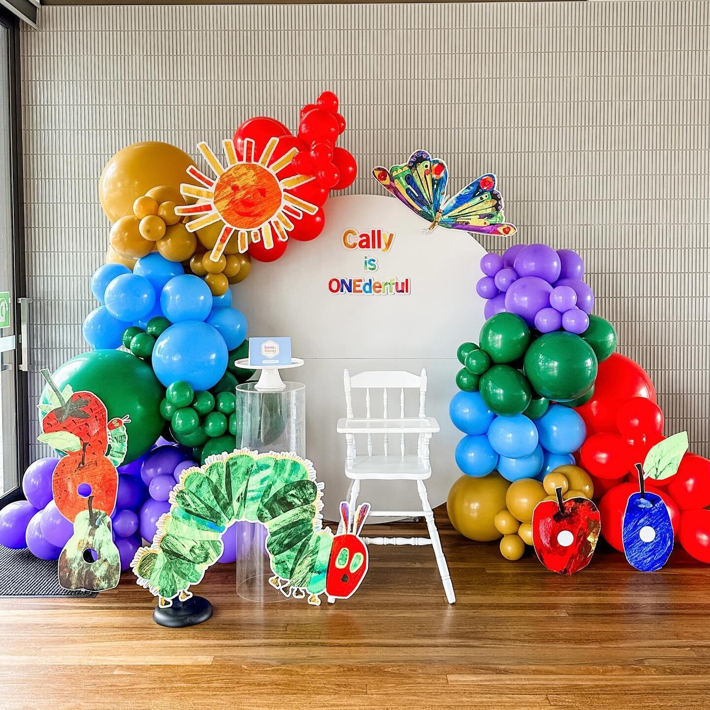 🍎 CALLY-PILLAR ~ how cute this this Hungry Caterpillar setup?! Thanks for having us @my_husband_loves_to_eat ~ balloons and props @beas.and.honey ~ soft play @bounceorama #thehungrycaterpillar #thehungrycaterpillarcake #thehungrycaterpillarballoon #