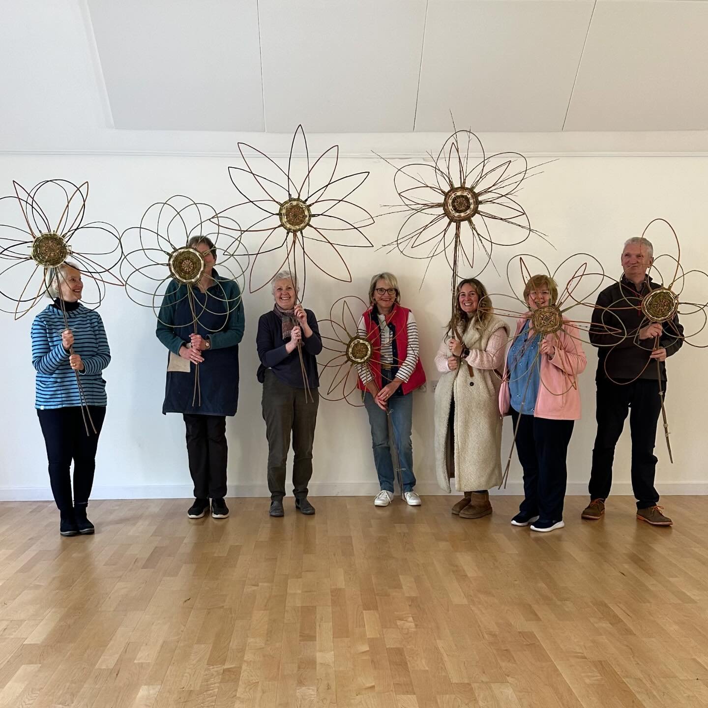 Such a lovely cheerful and very creative bunch @wrenhallwroxhall making giant, colourful willow flowers today. Thanks to Denise for organising and providing the delicious cake. Looking forward to visiting again on Friday for more willowy fun! 

#will