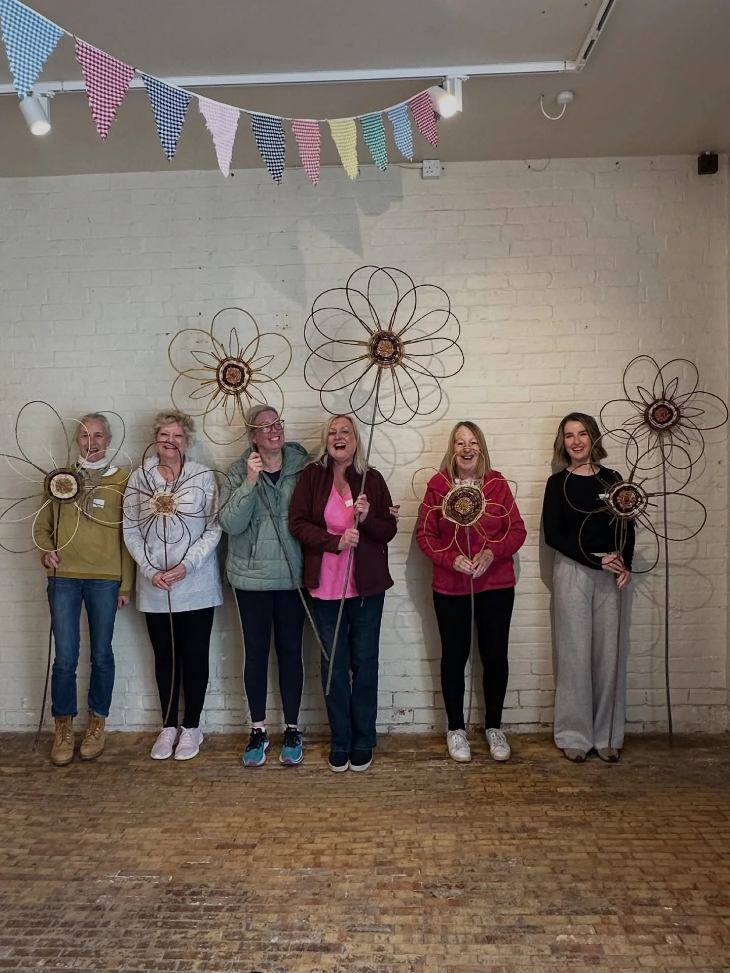 Just back home after a lovely day teaching willowy workshops @coughtoncourt  Mini photo dump incoming&hellip;
1.  This morning&rsquo;s beautiful bunch of first time weavers. 2. Wall flowers
3. Cool shadows
4. Tulips, tulips and more tulips 🌷 
5. Met