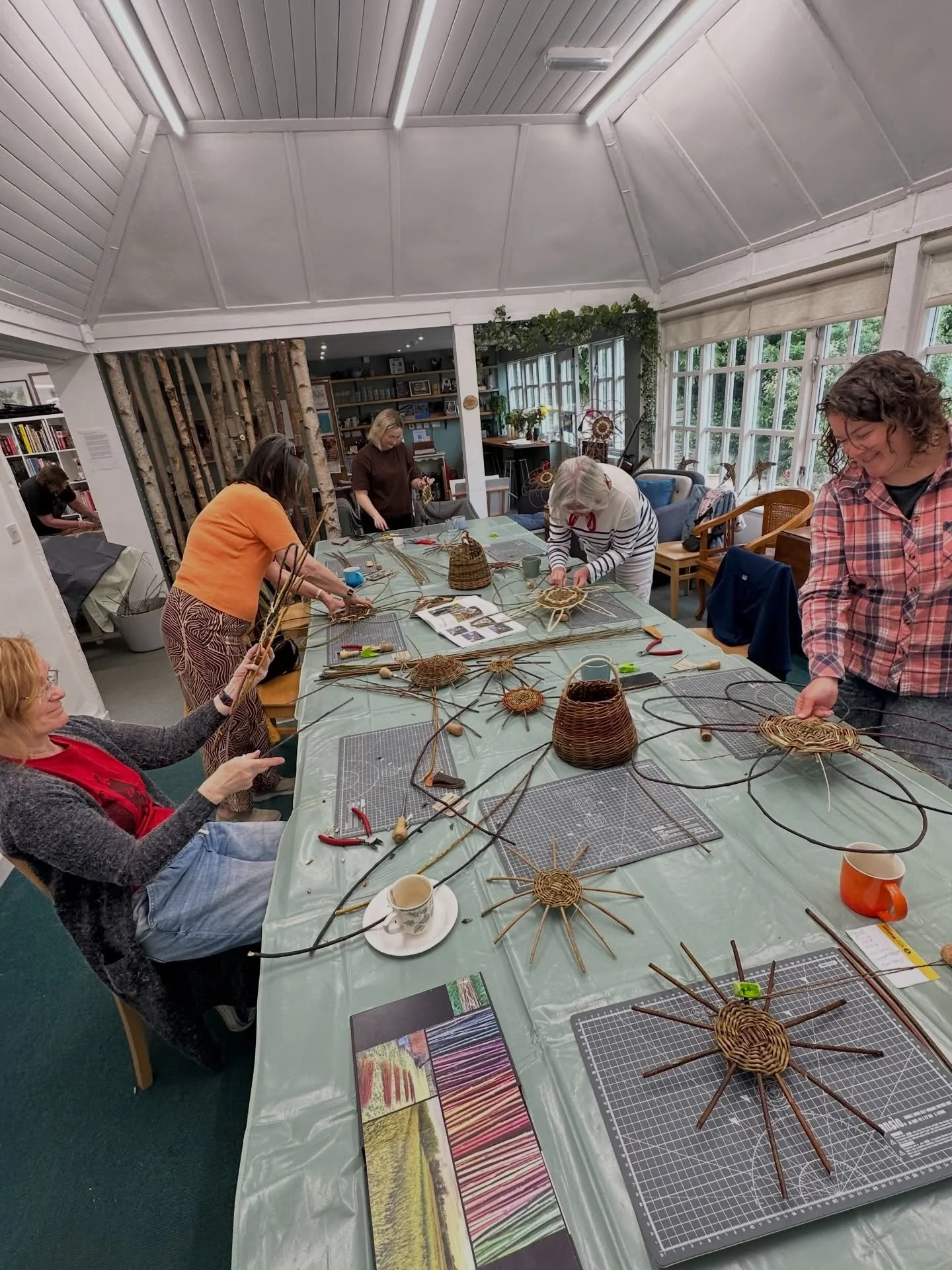 A joyful day of weaving at the Brook Arts Hub 🌿✨ From friends reuniting from across the country, to family members enjoying crafting time together and solo makers looking for a mindful day out &mdash; the studio was full of laughter, conversation an