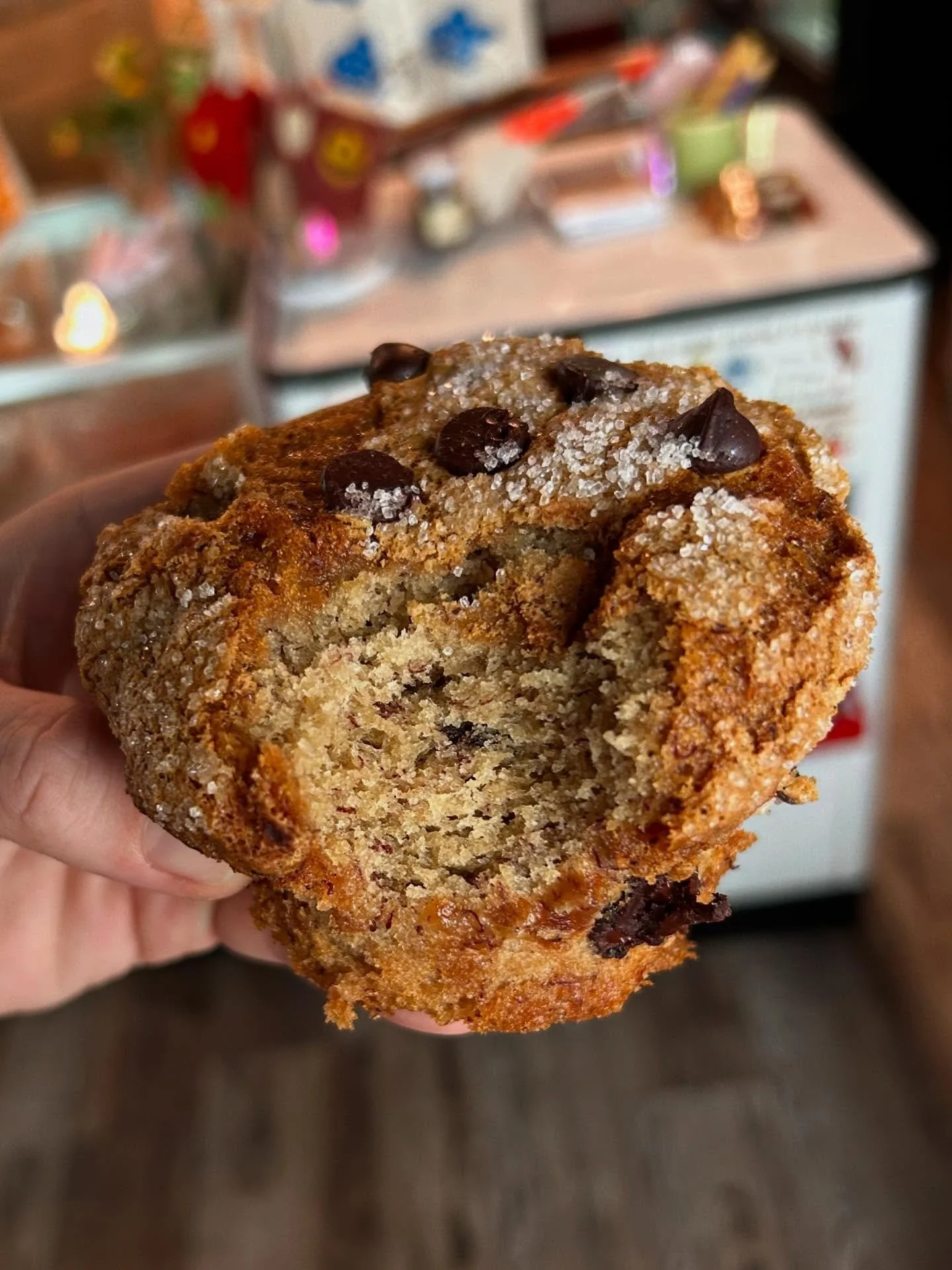 Just a lil&rsquo; quality control on the gluten free + vegan banana chocolate chip muffins and&hellip;yep ✅✅✅ moist and fluffy crumb, perfectly sweet, deceptively lacking in gluten + dairy ☺️ FRIDAY SHOP HOURS: 7-11