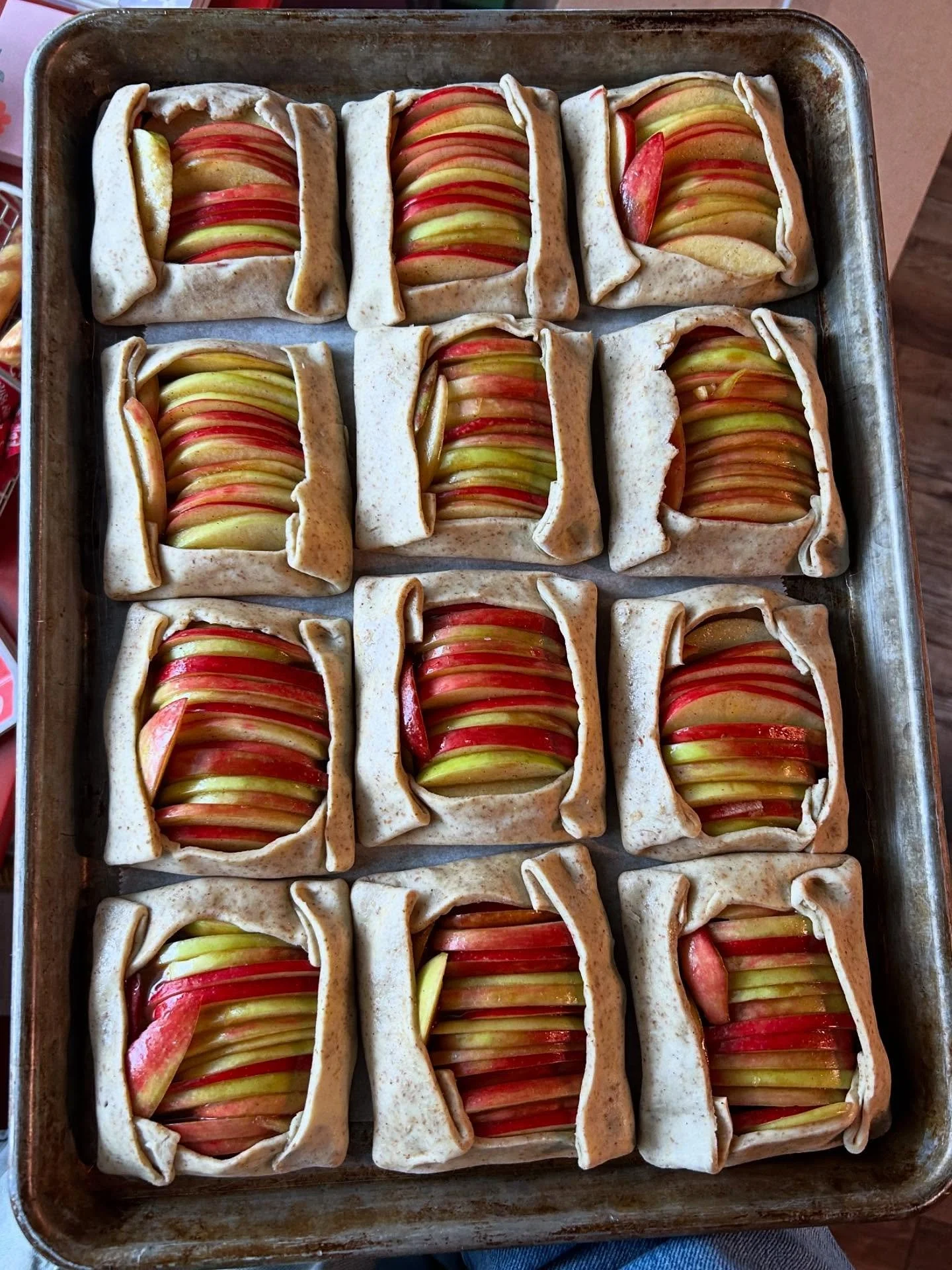 Your rainy Friday morning plans could include a salted caramel apple galette, a house made vanilla bean cold brew and a hunk of green olive focaccia ☔️🌈 FRIDAY SHOP HOURS 7-11 ❤️ hope to see you!