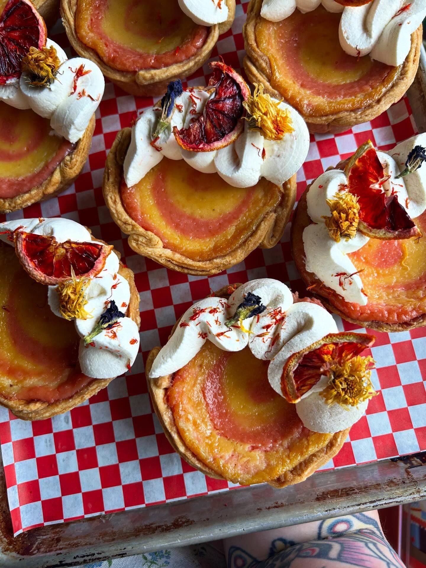 TGIF Y&rsquo;ALL!! We&rsquo;re rolling into the weekend with some special tarts &mdash; these have a swirl of blood orange and lemon curds baked inside of a flaky crust and topped with a citrus whip ✨👌🍊🍋😘