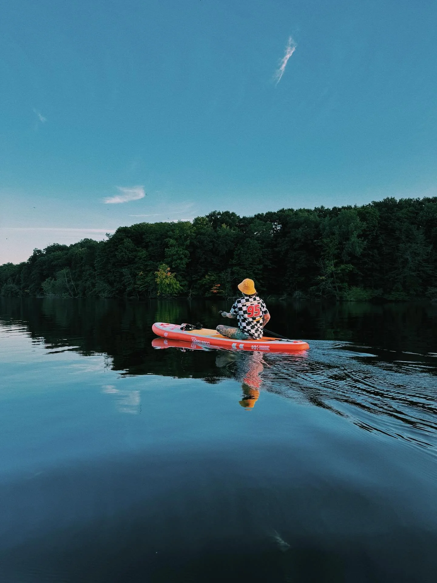 An impromptu sunset paddle @sillygoose.tattoo 🚣‍♂️☀️