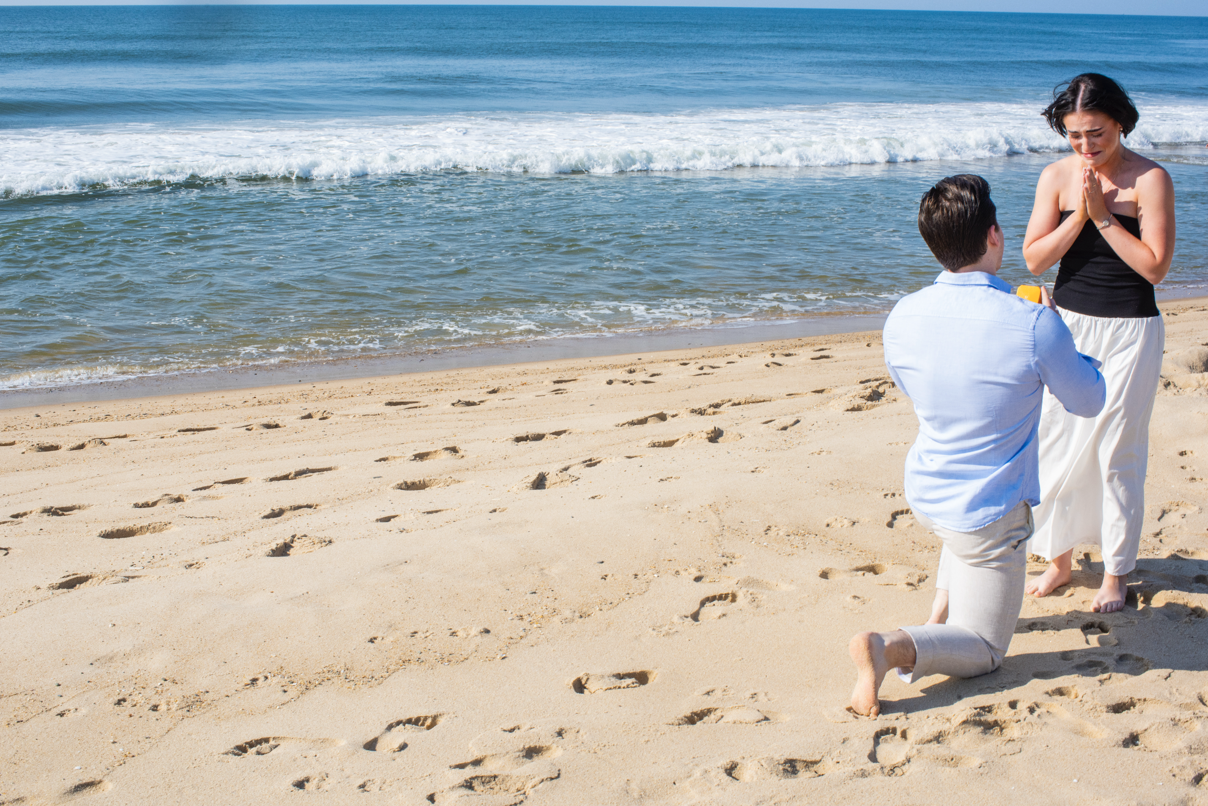 Man drops to a knee and proposes on the beach