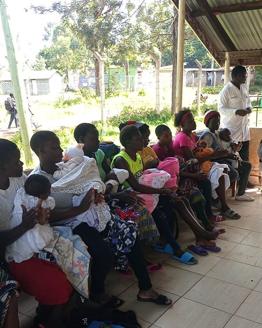 Throwback to our recent meet at the medical center in Kenya! 💖 We gathered to empower new moms with crucial information on identifying and dealing with symptoms of PPH after delivery. Plus, we provided essential products for both moms and infants to