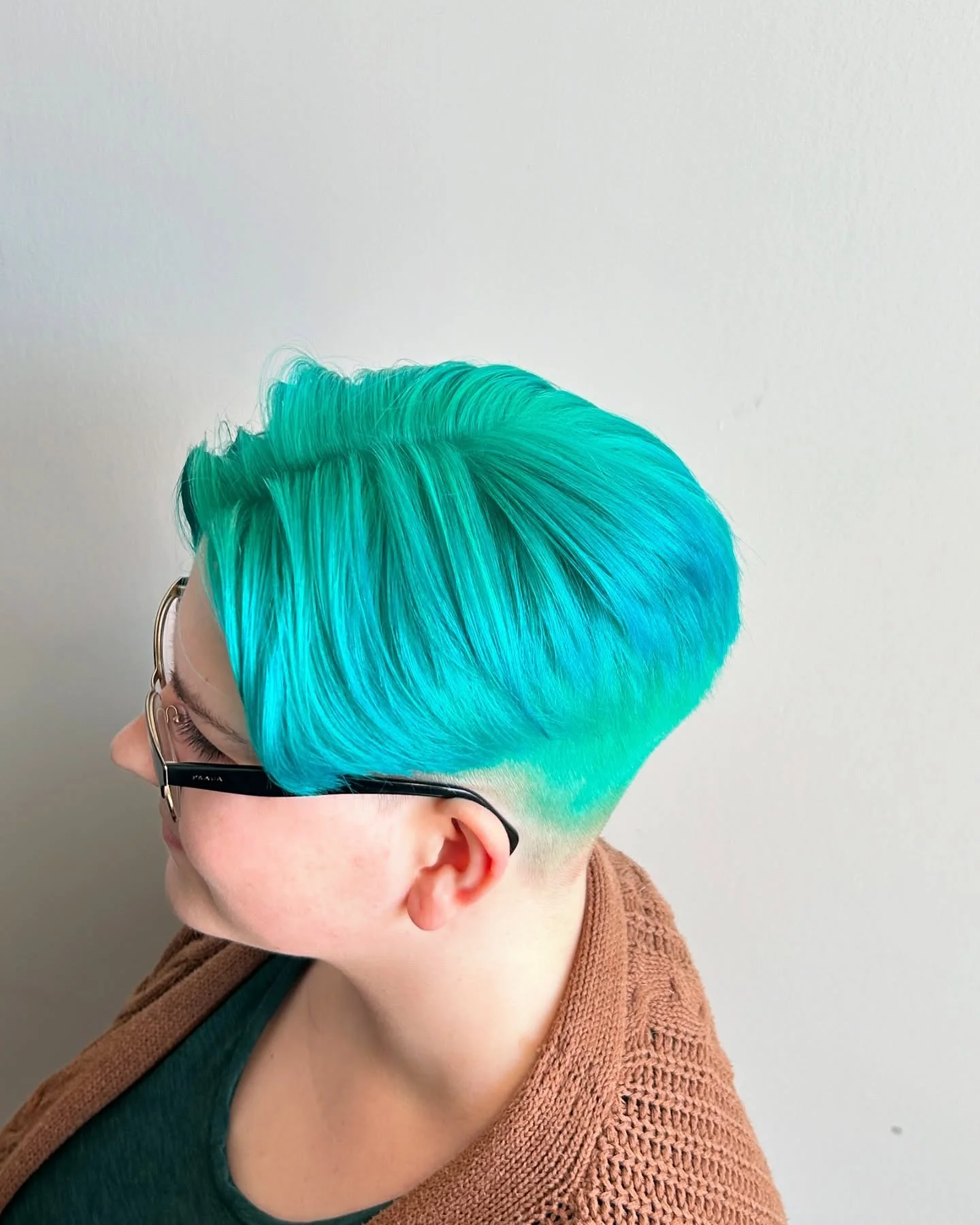 A lagoon mint and blue gradient to kick of spring 🌊 
. 
.
.
.
.
.
.
.
#yychairstylist #yychair #pulpriot #queerhair #queerhairstylist #queerbarber #barber #hairstylist #bluehair #greenhair #shorthair #barbershop #hairsalon #yycbarber