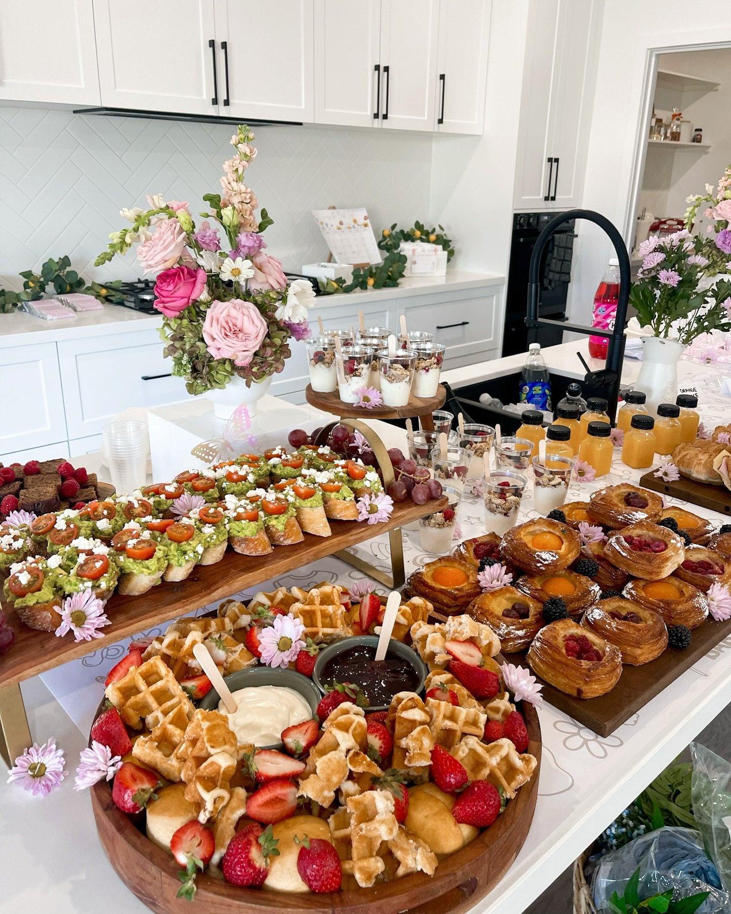 🌸✨ Baby in Bloom Event Recap! 🎈🩷

We&rsquo;re thrilled to share the magical details from our recent event!

🎈 Luxury Balloon and backdrop setup by us, featuring a custom sticker decal from our favorite @sundaydrivecreations 

☕️ Sipping on the BE