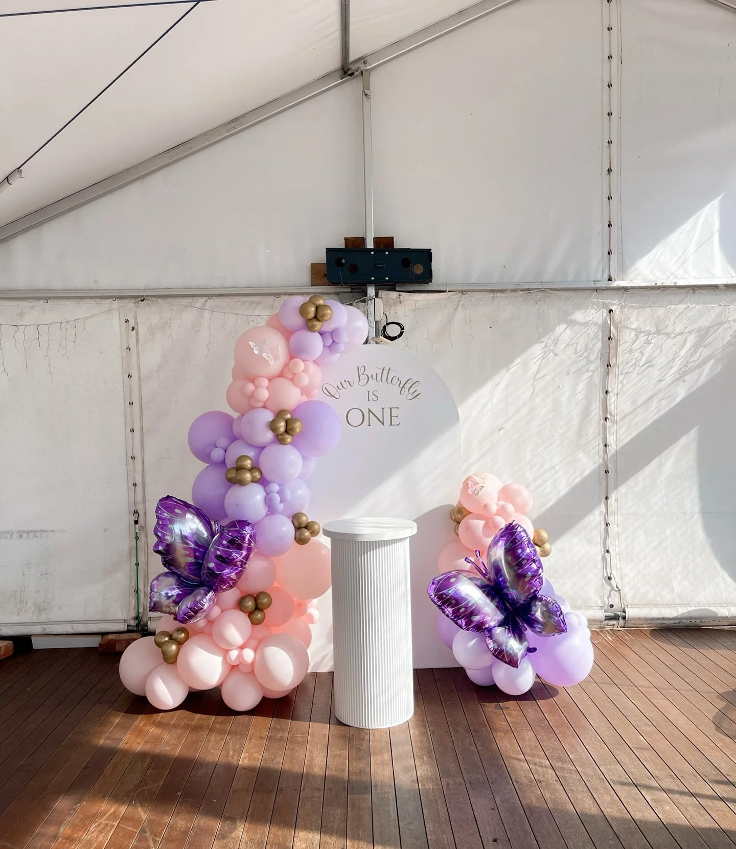 A little BUTTERFLY turns ONE 🦋🌼 🎀 

Our &ldquo;standard&rdquo; balloon package is anything but standard! It includes all the essentials to add extra magic to your event ✨ 

🎈 For bookings please visit our website 
💻 www.hypehouseevents.com.au
📧
