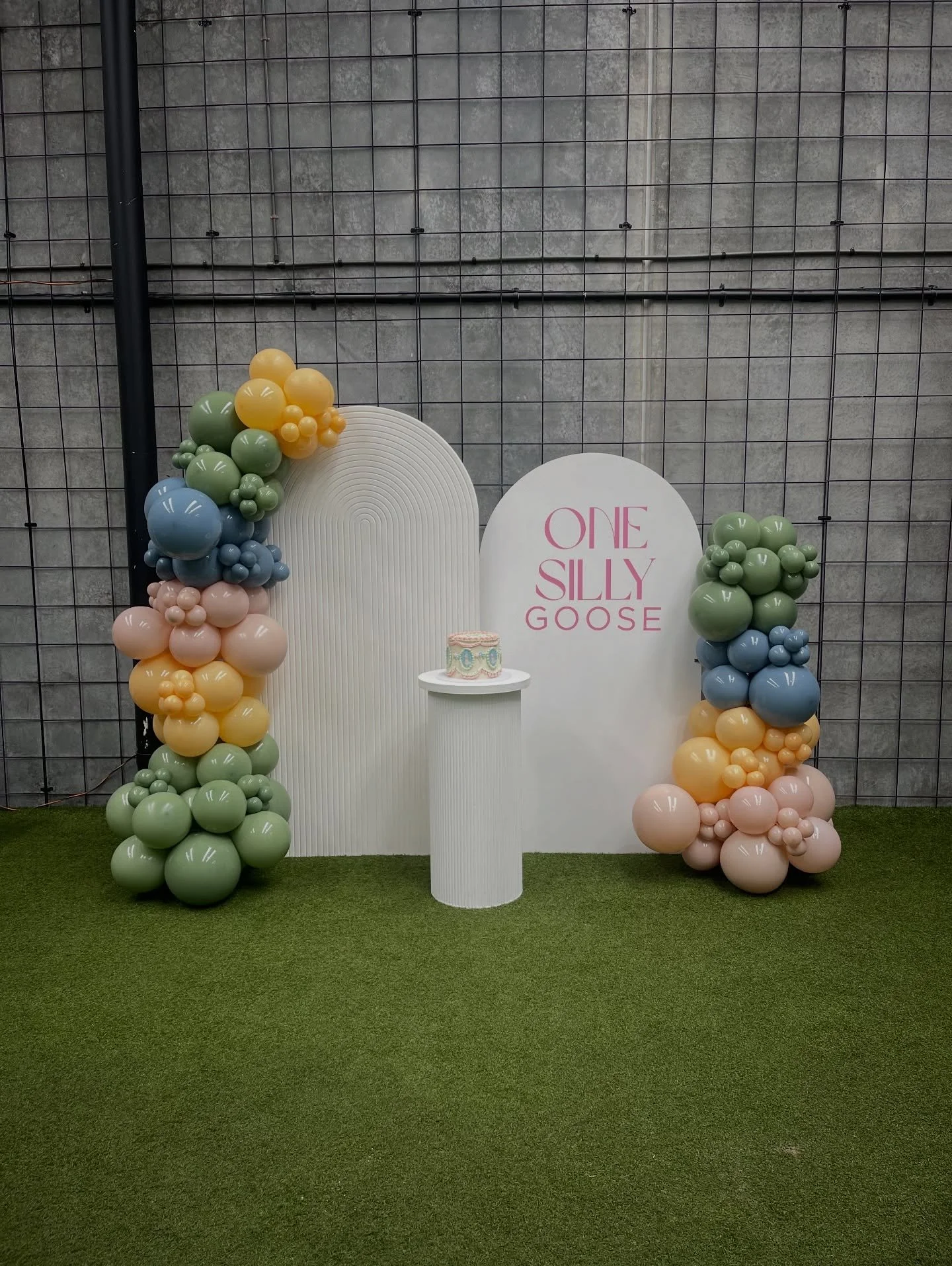 🪿 Our Little Luxury Balloon package 🎀

Venue: @theindustrialsunbury 

🎈 For bookings please visit our website 
💻 www.hypehouseevents.com.au
📧 Hypehouse.events@outlook.com

#HypeHouseEvent #MelbourneEvents #OneSillyGoose #FirstBirthday #Melbourne