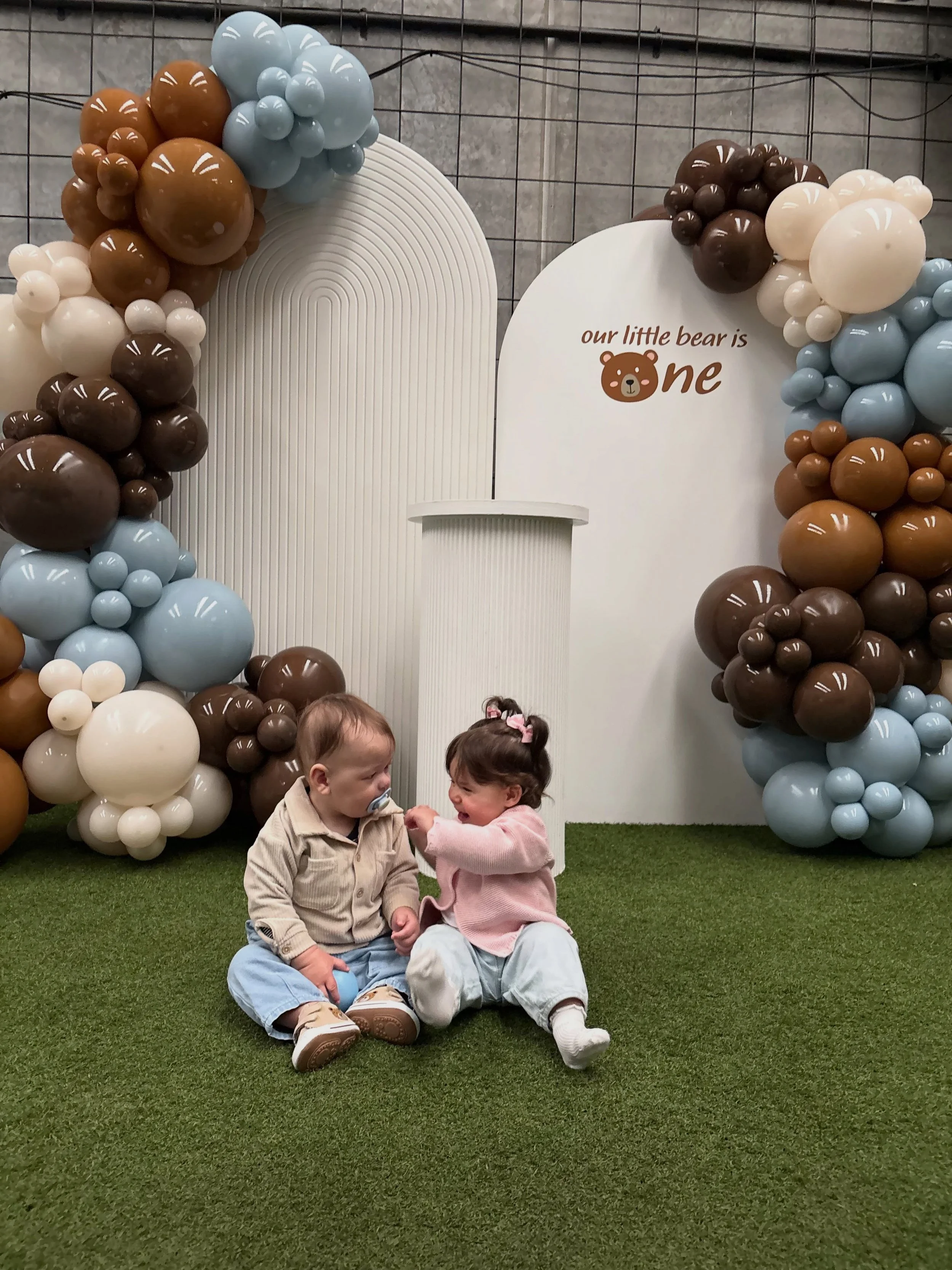 A beary special first birthday setup 🧸🤎✨ 

Neutral tones, custom details &amp; the sweetest celebration to match. 

#bearyfirstbirthday #firstbirthday #balloongarland #eventstyling #kidsbirthdayideas