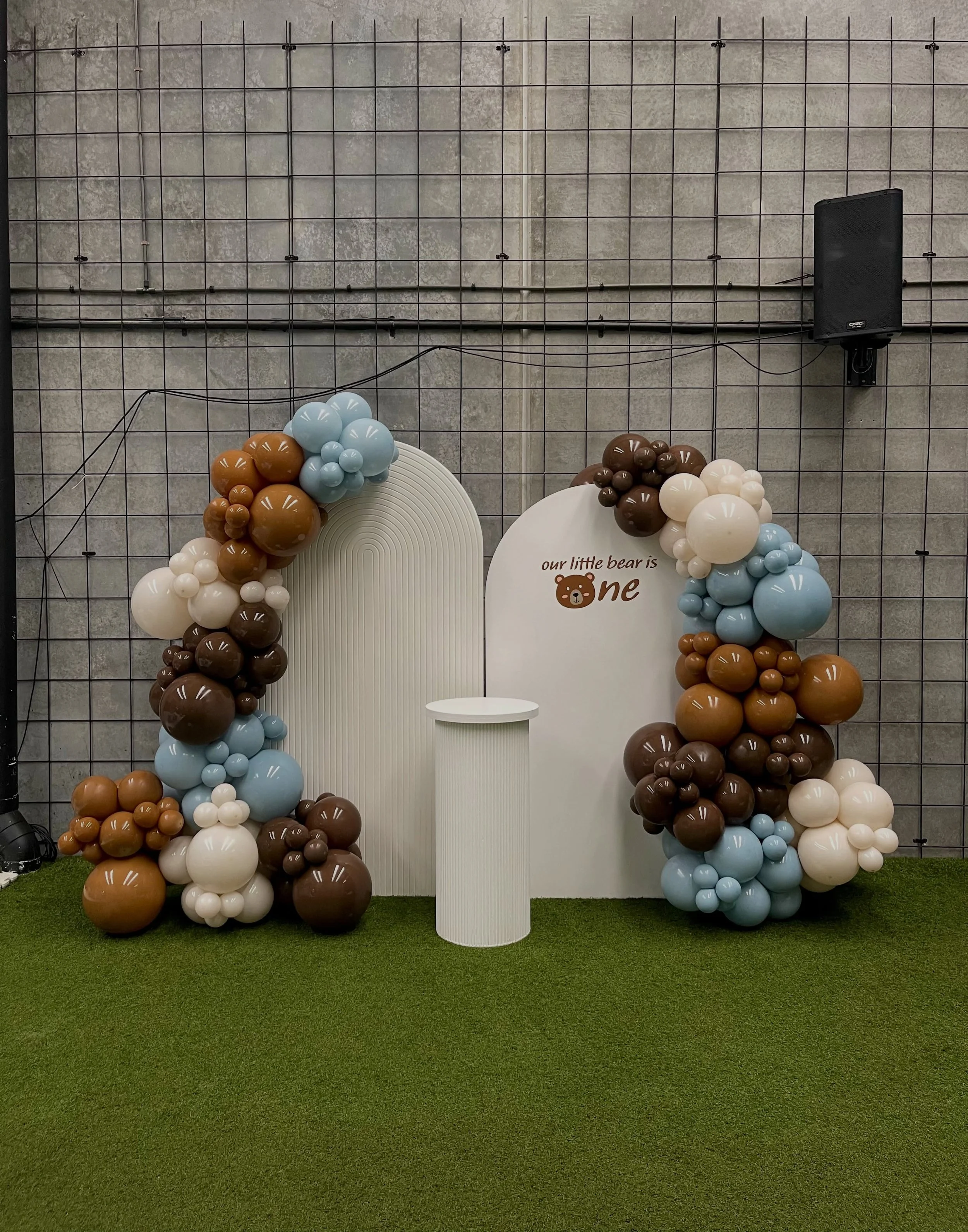 Billy&rsquo;s Beary First Birthday 🐻🩵🤎

The Beary best setup to celebrate a very special milestone. 

Balloon colours:
Dusk Cream &bull; Chocolate &bull; Latte &bull; Fog

Party favours by @balittleplay

#BalloonGarland #BearyFirstBirthday #EventS