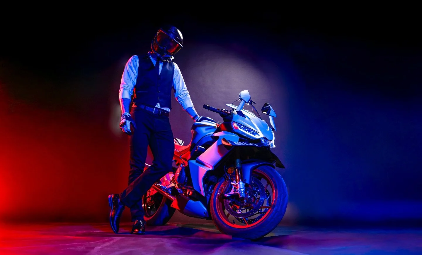 🏍️🏍️🏍️ (3/6)
.
.
.
.
.
.
.
.
.
.
#photography #photographer #portraits #studio #studiolighting #editorial #red #blue #strobe #sony #sonyalpha #camera #lightroom #photoshop #rmcad #rmcadphotographers #motocycle #aprilia #apriliars660 #explore #expl