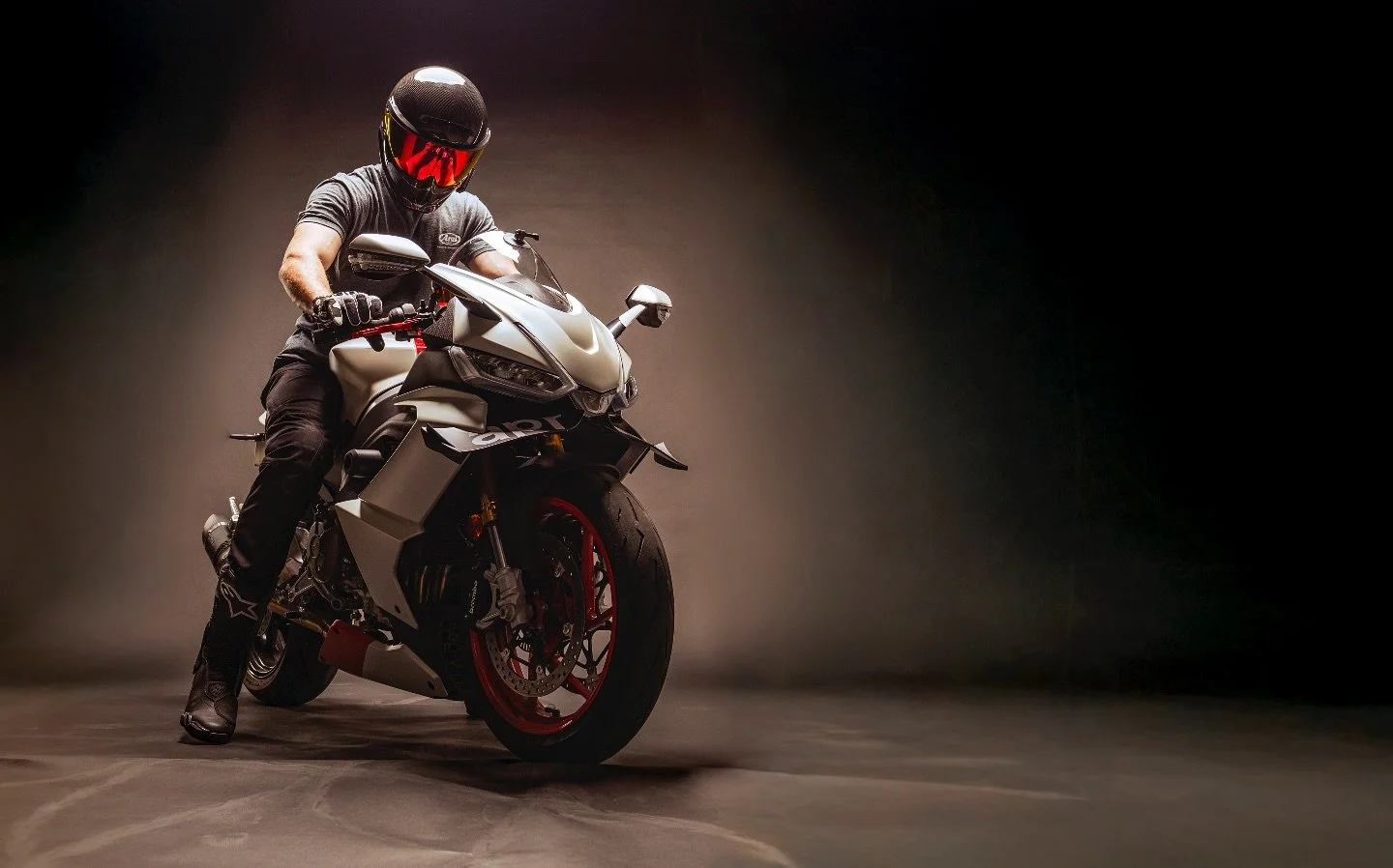 🏍️🏍️🏍️ (2/6)
.
.
.
.
.
.
.
.
.
.
#photography #photographer #portraits #studio #studiolighting #editorial #red #blue #warmtone #strobe #sony #sonyalpha #camera #lightroom #photoshop #rmcad #rmcadphotographers #motocycle #aprilia #apriliars660 #exp