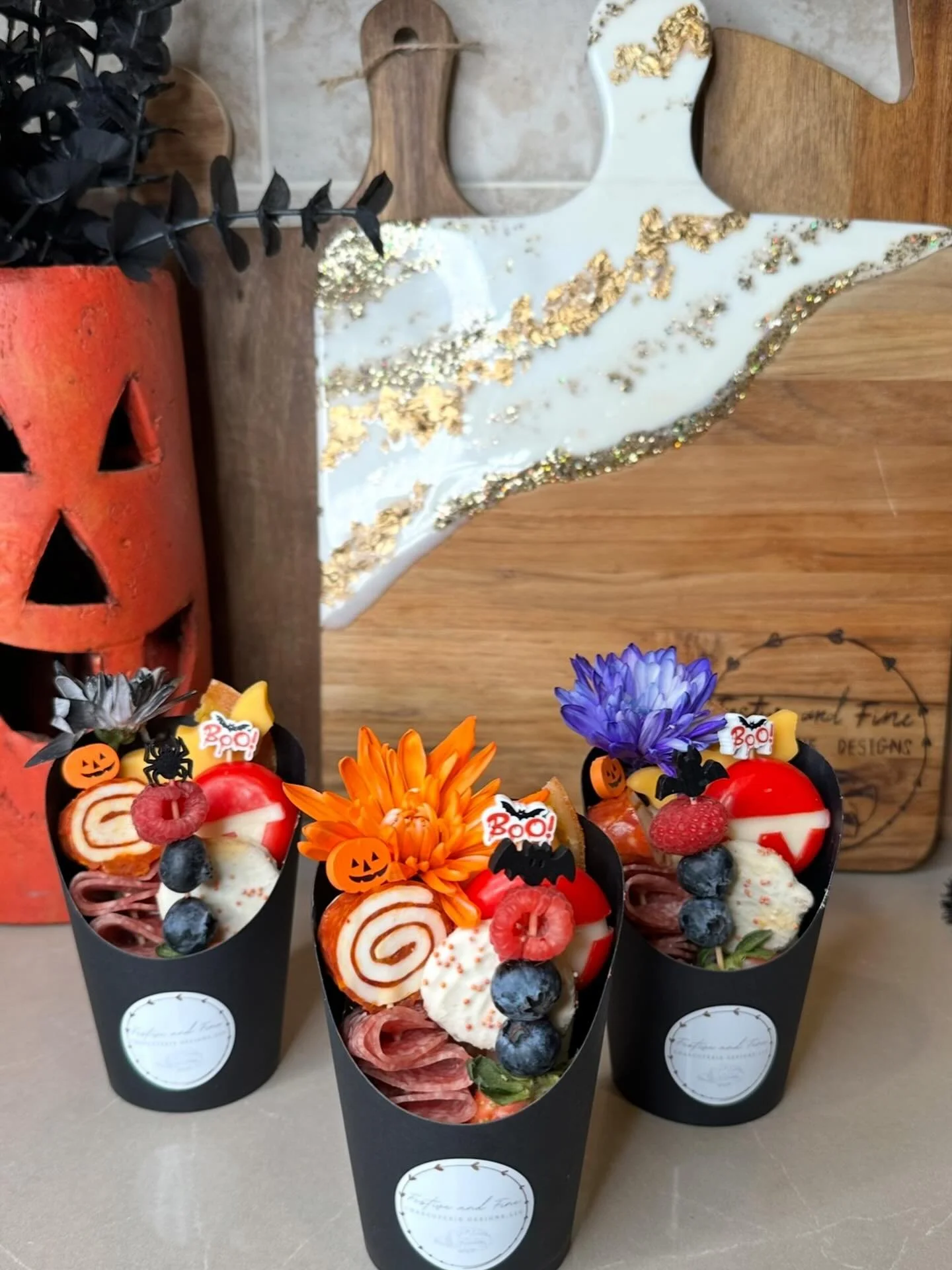 Spooky Char-Cutie Cups are always a great treat🎃👻🧀
#charcuterie #charcuteriecups #foodstylist #charcuterieartist #festiveandfine