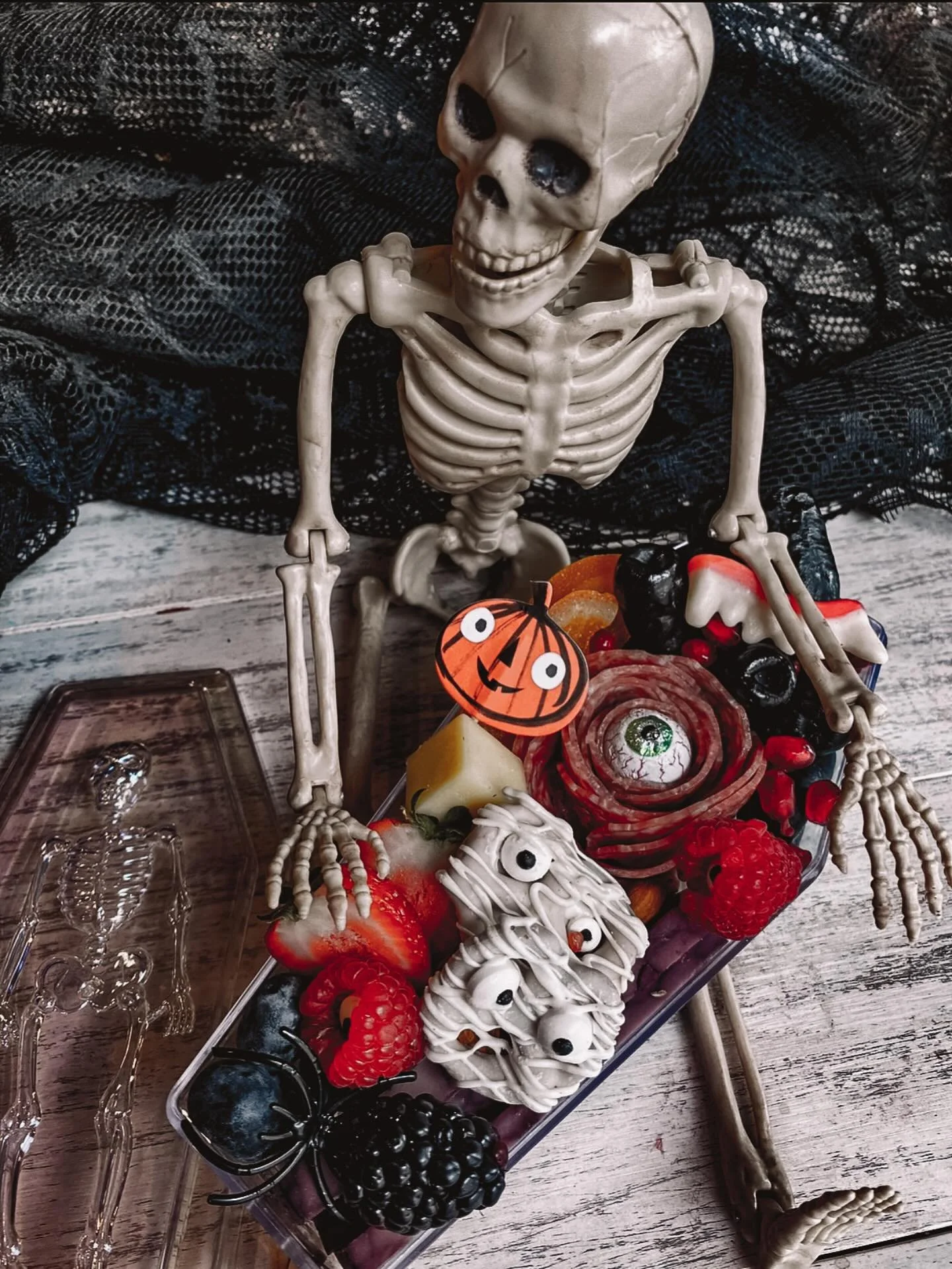 When your snacks are drop-dead delicious 💀🧀✨
#charcuteria #charcuterie #sanantoniocharcuterie #spookycharcuterie #halloweensnacks #festiveandfine