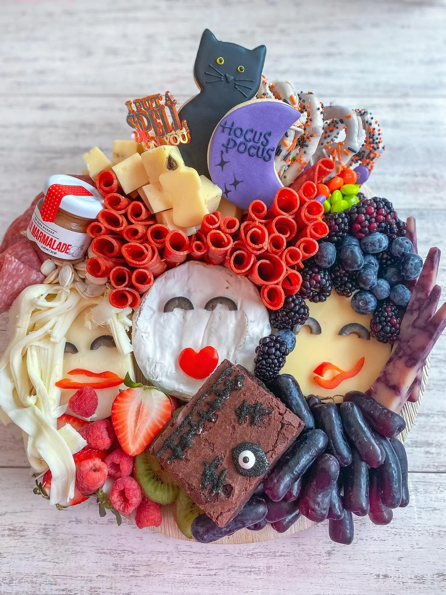 Should I do a remake of this classic themed board? These Hocus Pocus boards are from 2022 & 2023 and my skills have grown so much since then 🤭😳
#hocuspocus #charcuterie #hocuspocuscharcuterie #foodart #foodstylist #charcuterieartist #festivean