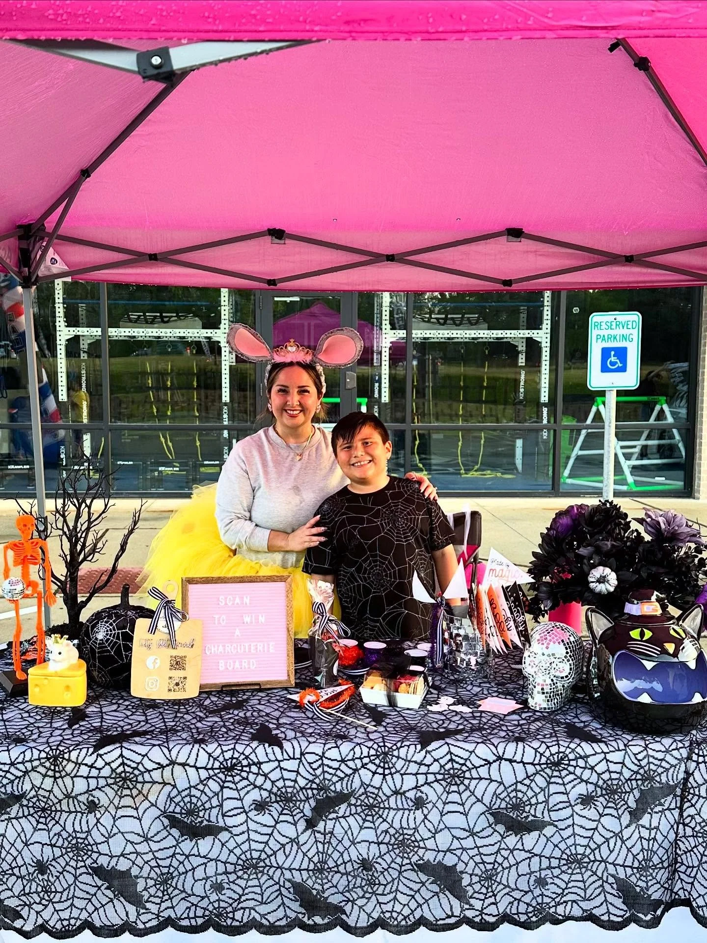Pop-up #2 of 3 in the books! Couldn’t have done it without my little sidekick and official member of the Boo Crew 👻🖤
The 1st annual @kidstrong_alamoranch Trunk or Treat event was a huge success — even though we got rained on a little b