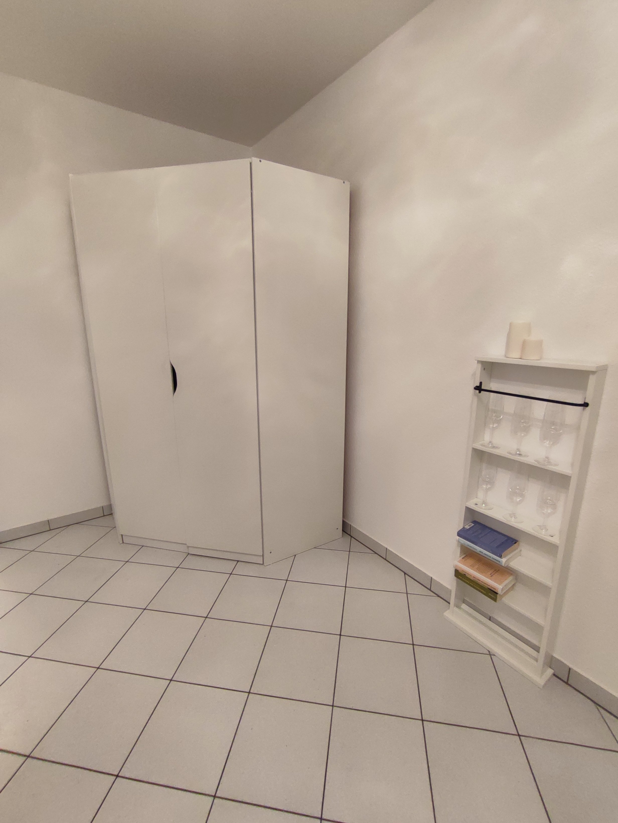 Eckschrank und Regal mit viel cleverem Stauraum.