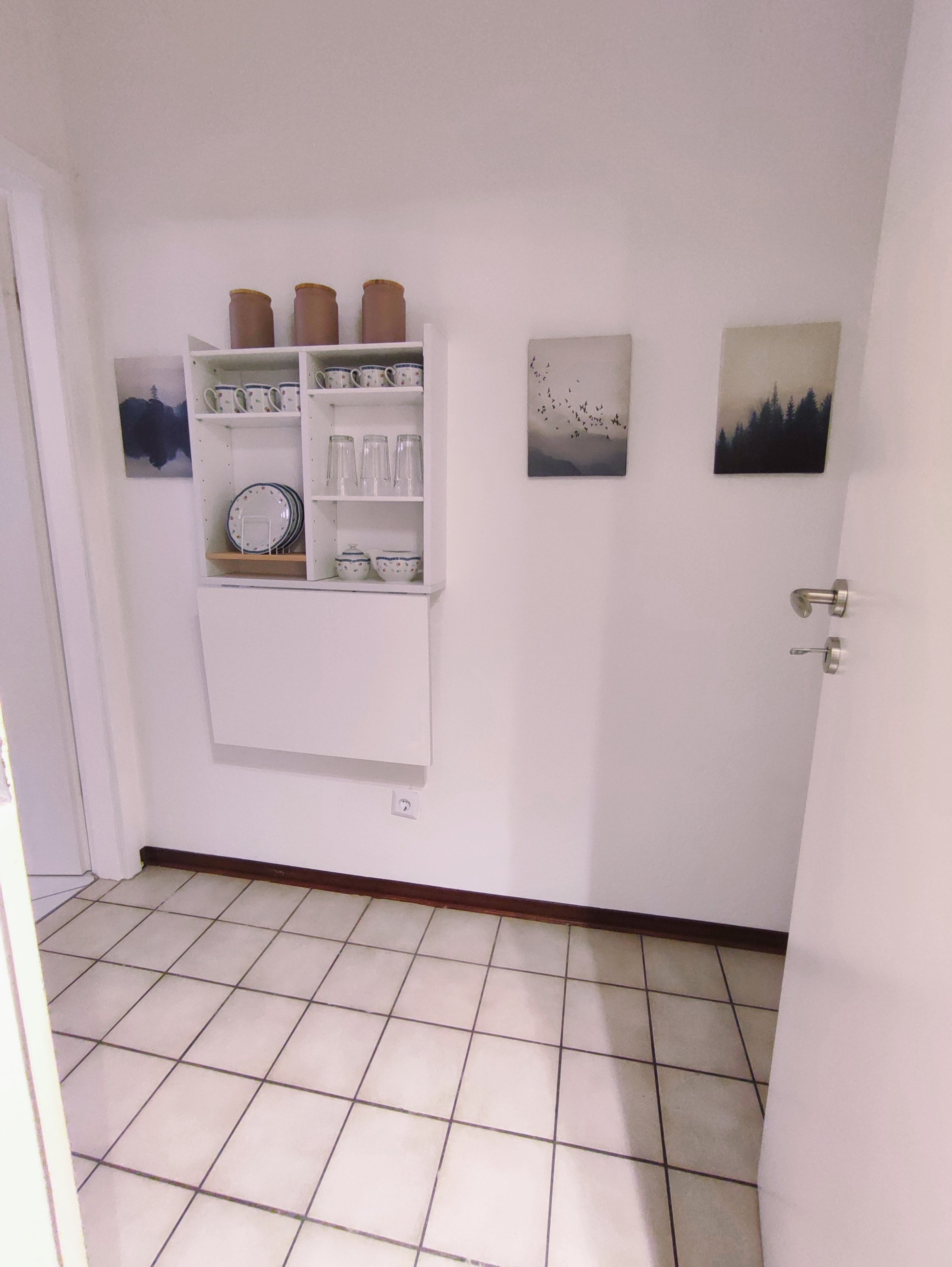 Küche mit ausklappbaren Tisch für den schnellen Snack zwischendurch.