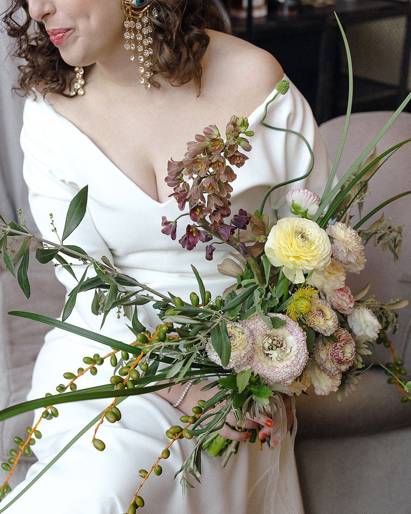 Can we get a little commotion for the bouquet&hellip; 

Flowers: @arieldearieflowers 
Photo: @loreto_caceres_photography
Dreamy Bride: Eliza 🤩
HMU: @jasmineburnsidehair @jessablades

#weddingbouquet #springwedding #nycbride #greenpoint #tribeca #bro