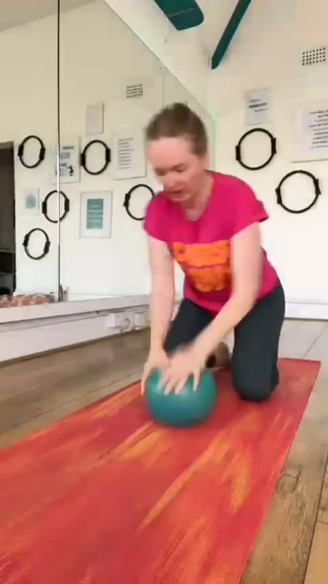 We mixed things up in last week’s Rise & Shine class by adding in some playtime with the Pilates balls (shhh, don’t tell the girls @thebodyclinicliverpool 🤣😘).
.
As we bloom into summer and the energy builds, a little bit of ball r