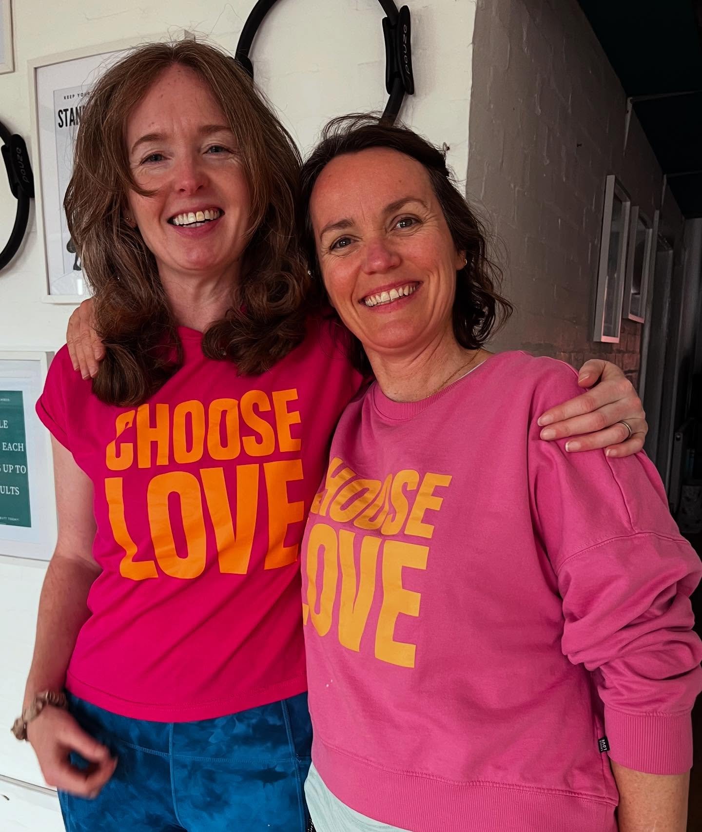 Me and the lovely @kyleebinks twinning in this morning’s Rise & Shine class 🤗🥰
.
Happy Friday, folks! 💖
.
#chooselove #friday #twinningiswinning #liverpoolyoga