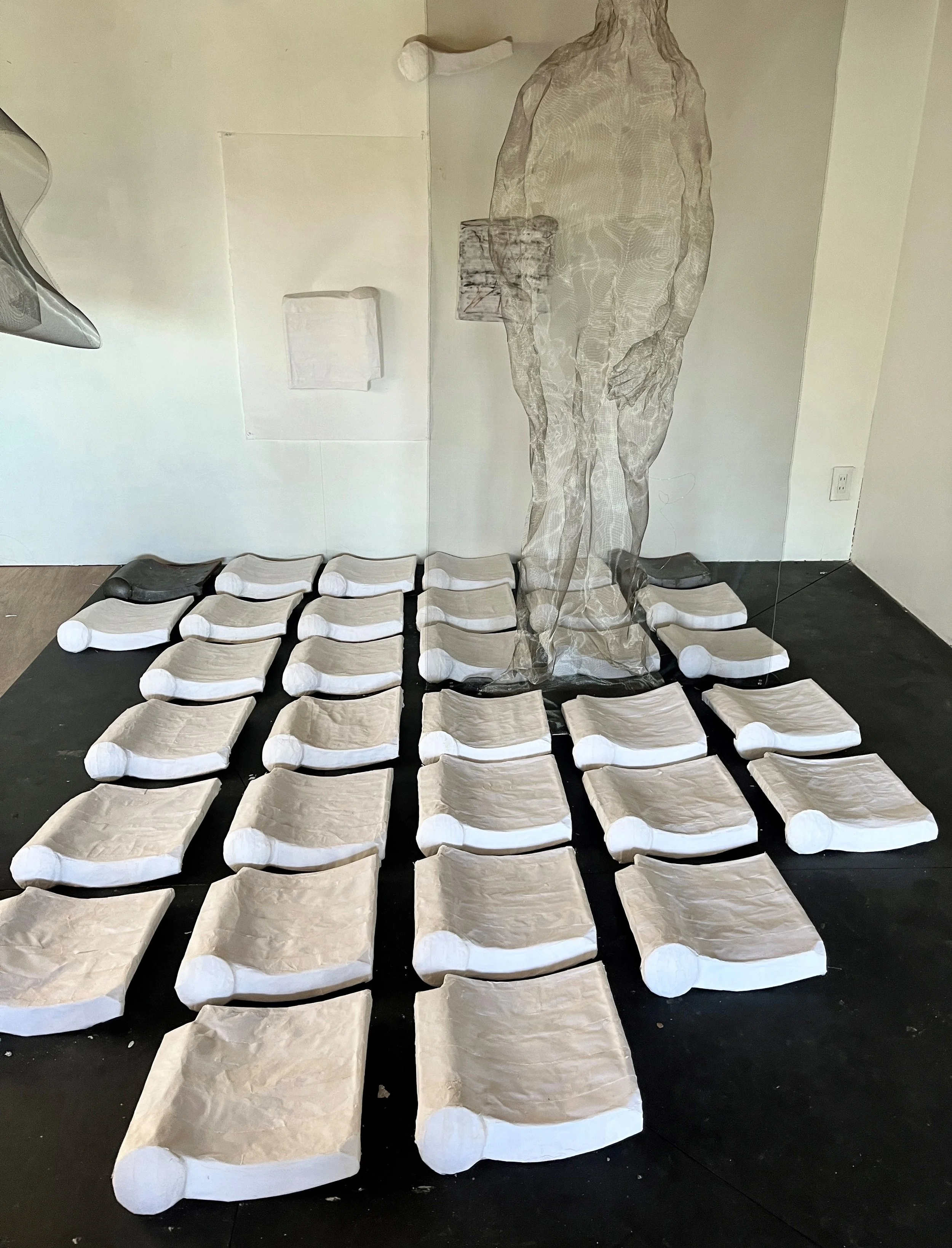 Come forward in dense waves, 2025, istallation, metal wire, washi paper nstallation, metal and