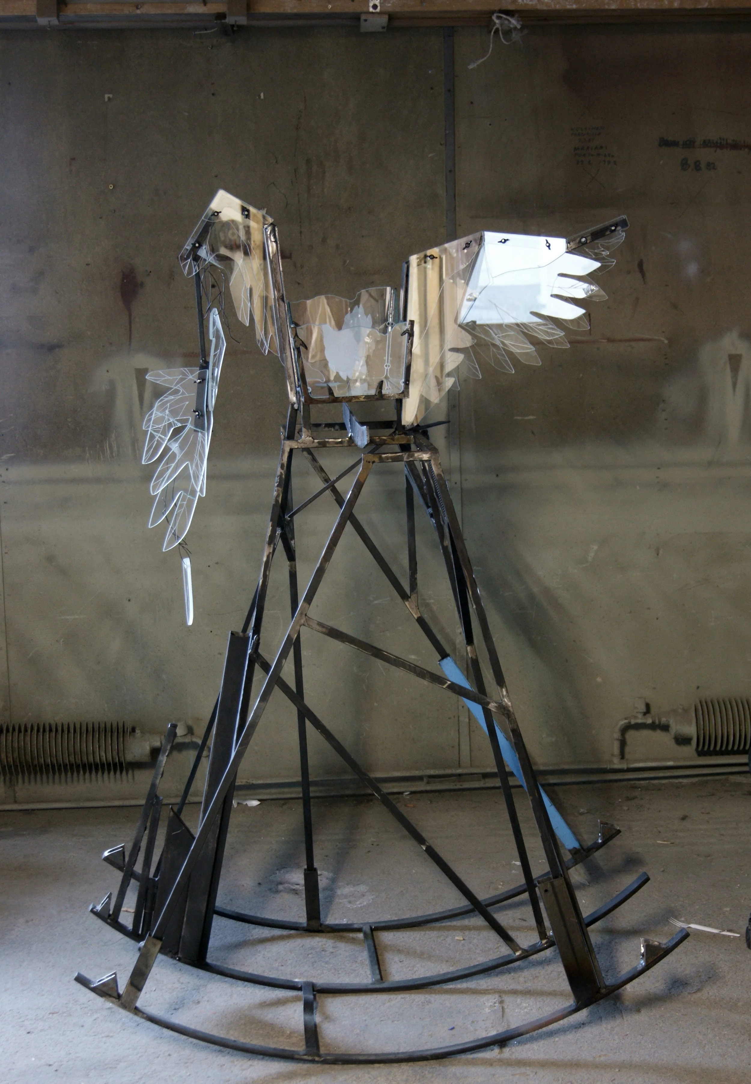 A wolf moment, 2019. Iron, glass, 157 x 94 x 112 cm.