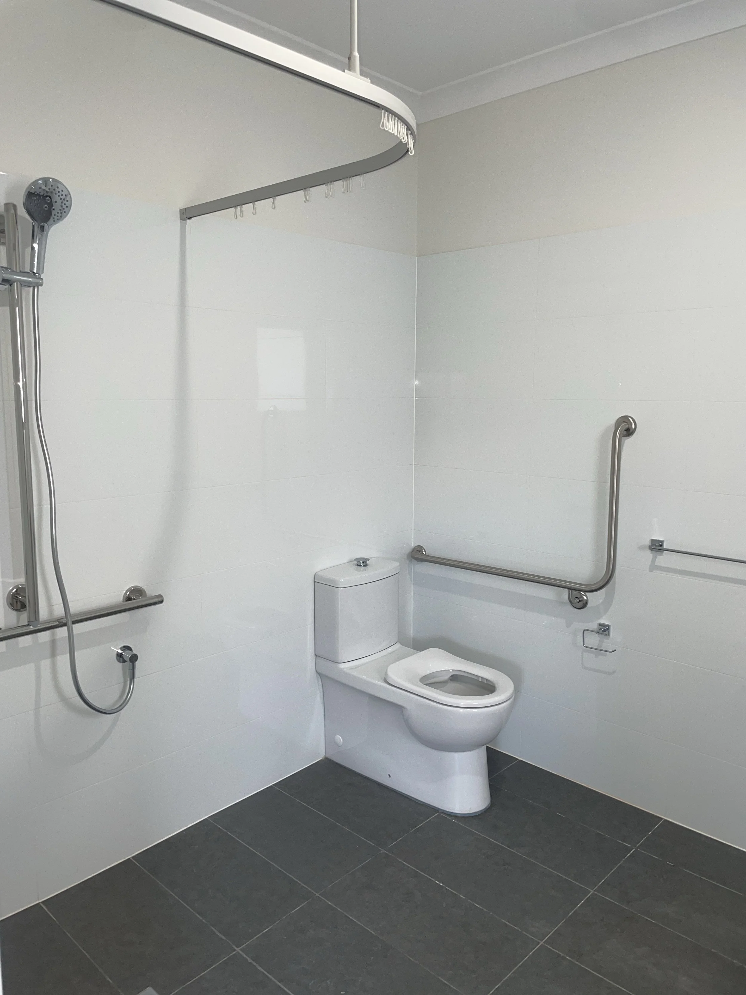 Ensuite 1 photo.jpeg