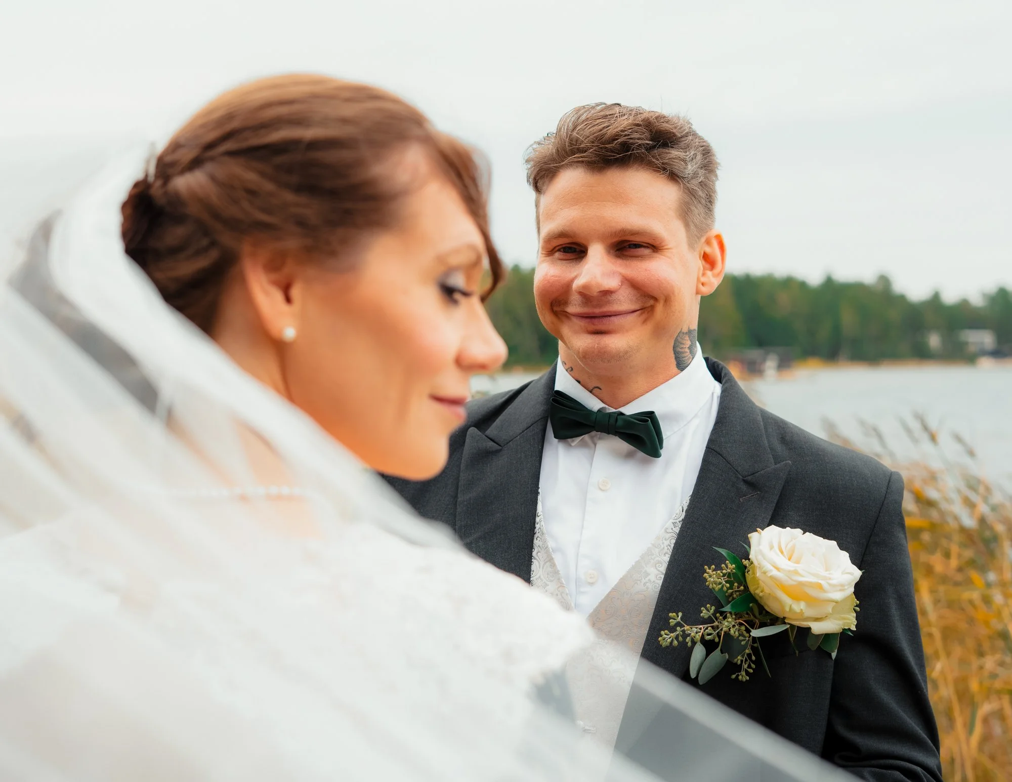 Hääpari ulkona hääkuvauksessa, valokuvaaja Levi Vepsä
