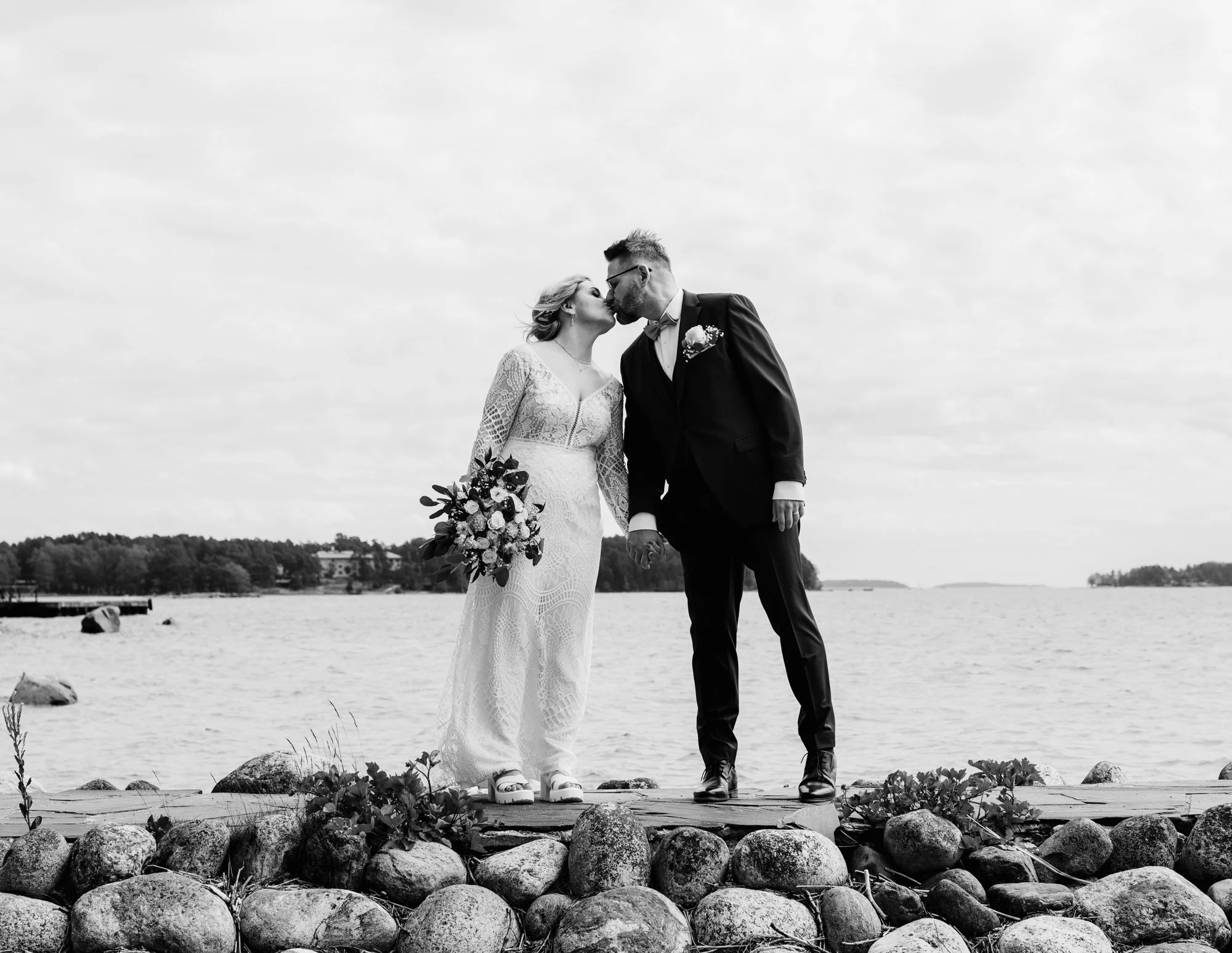 Hääpari ulkona hääkuvauksessa, valokuvaaja Levi Vepsä
