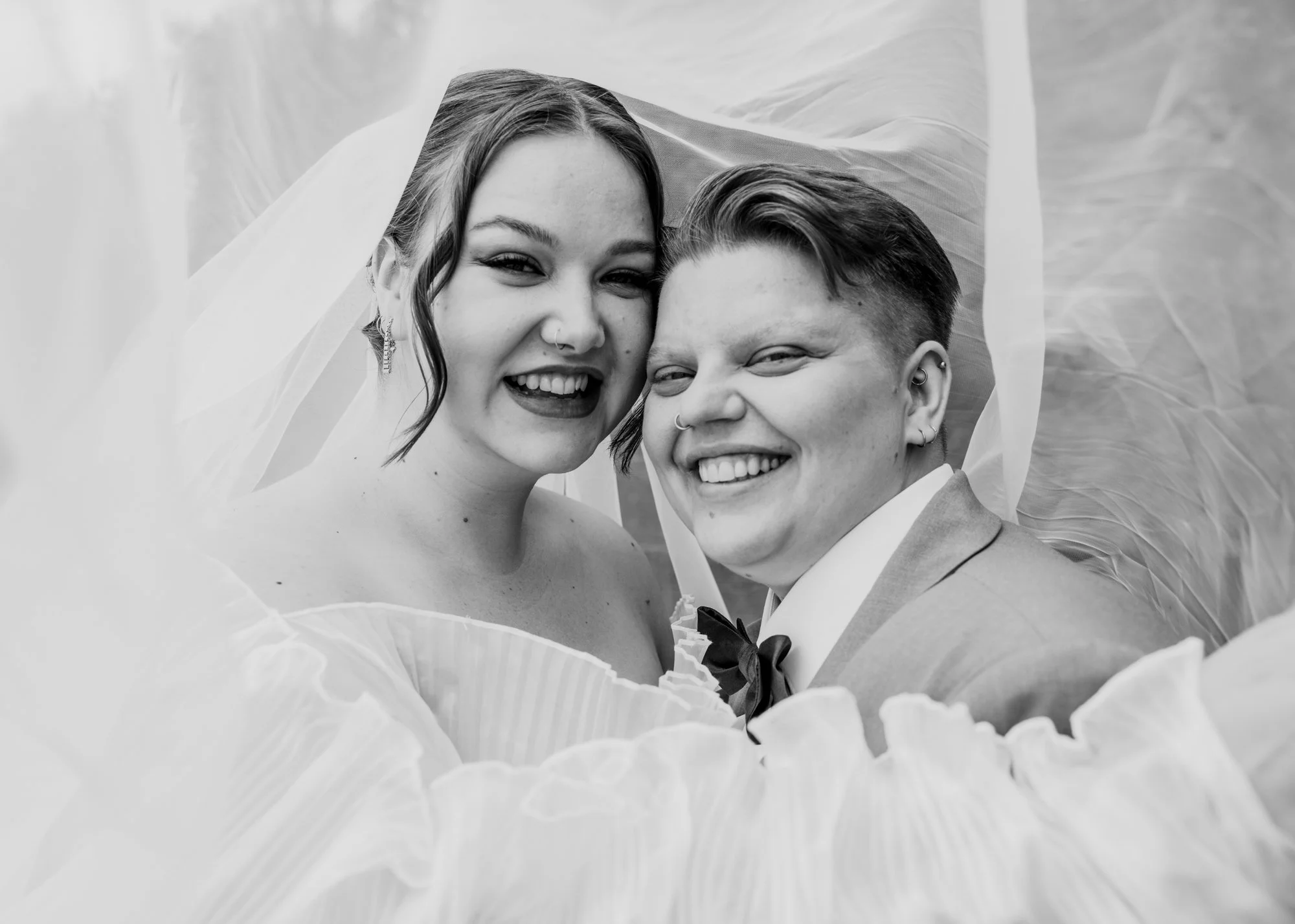LGBTQ+Hääpari ulkona hääkuvauksessa, valokuvaaja Levi Vepsä
