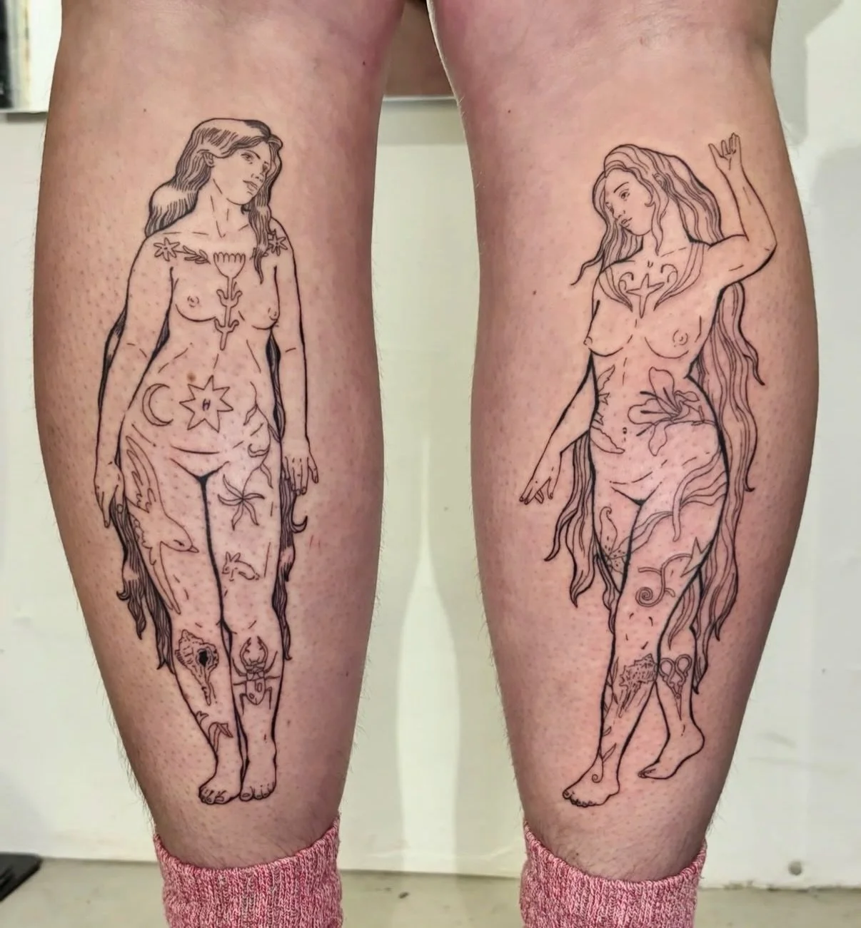 A few tattoos done at @aurum_ldn_studio_ recently ✨ 

1 @restless.needles 
2 @sidneytattoos 
3 @timmytatts 
4 @cress.inc 
5 @markedbymillz_ 
6 @kikitattooist