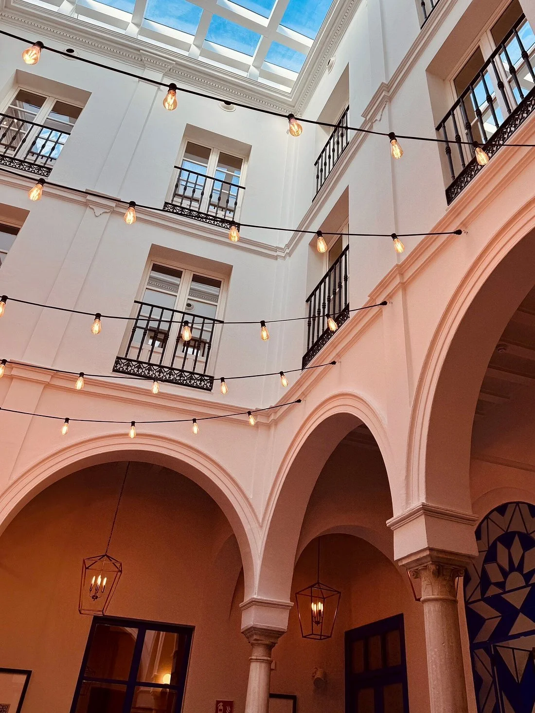 hotel2_lobby.jpg