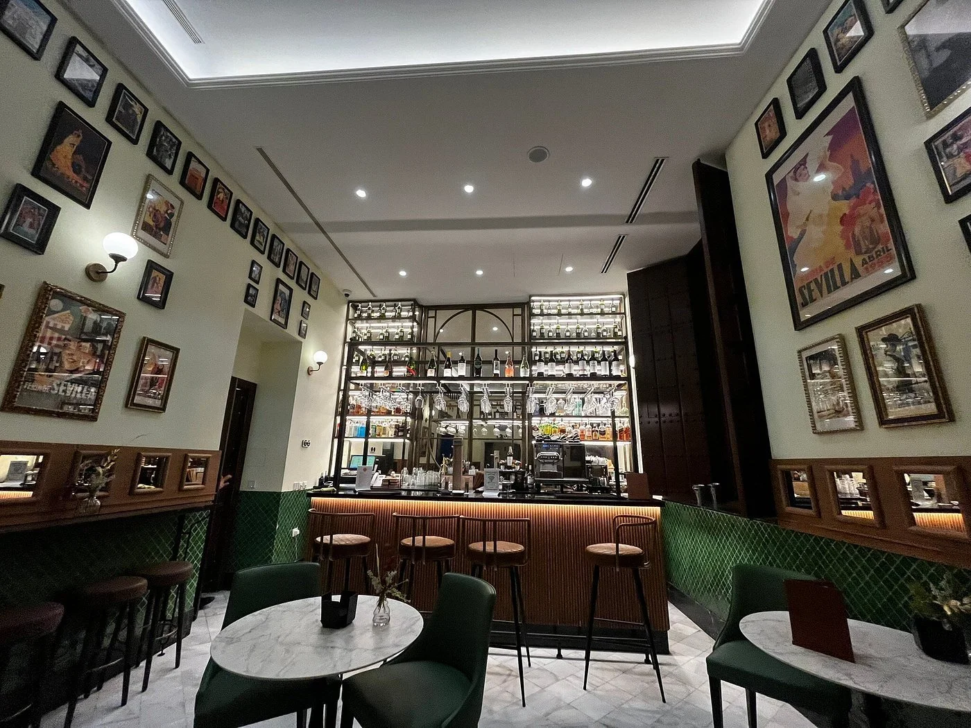 hotel2_bar.jpg