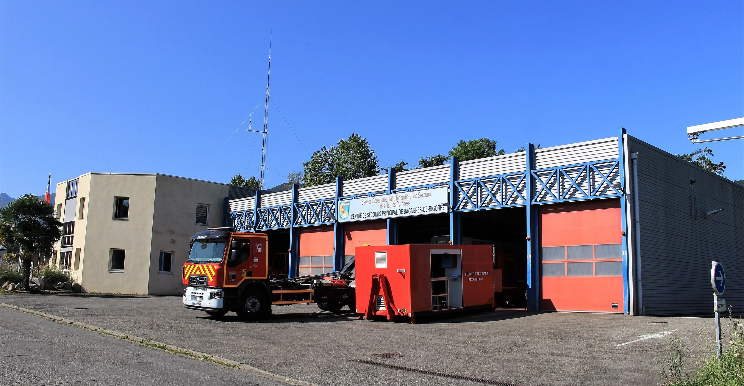 3840px-Centre_de_secours_de_Bagnères-de-Bigorre_(Hautes-Pyrénées)_1.jpg