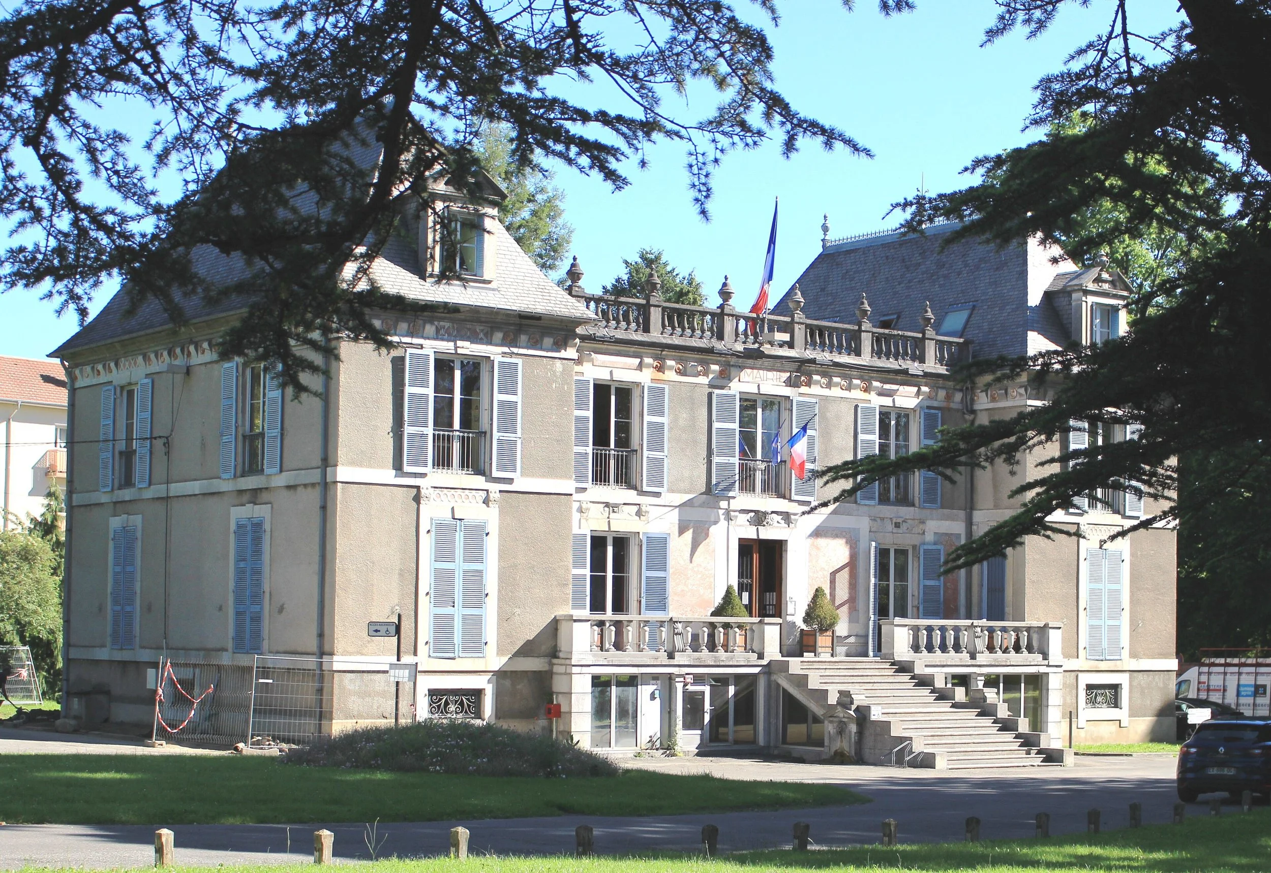 3840px-Mairie_de_Bagnères-de-Bigorre_(Hautes-Pyrénées)_1.jpg