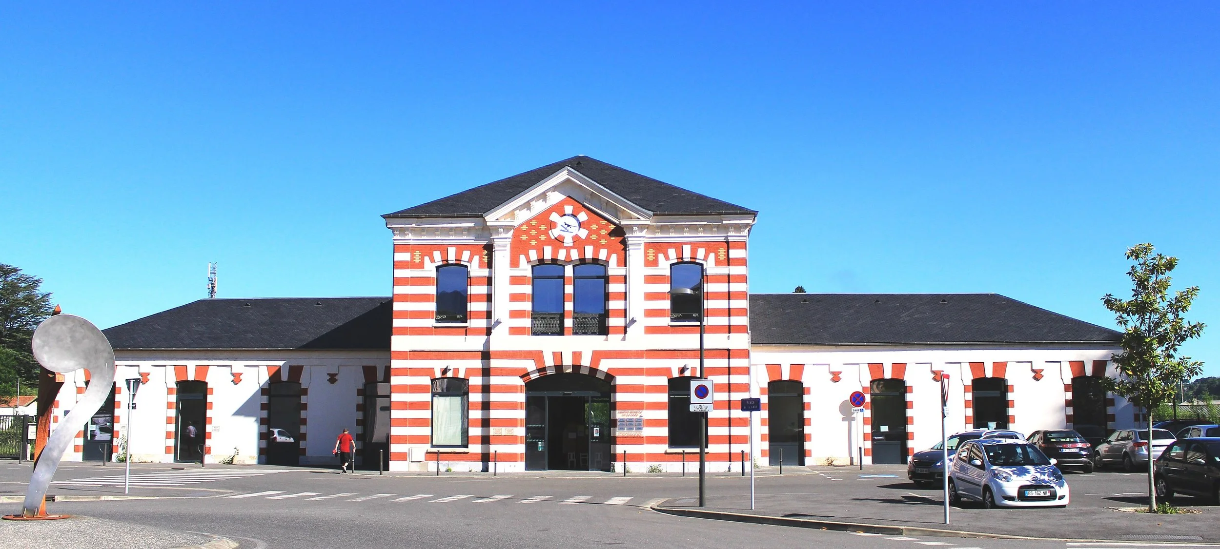 3840px-Gare_de_Bagnères-de-Bigorre_(Hautes-Pyrénées)_1.jpg