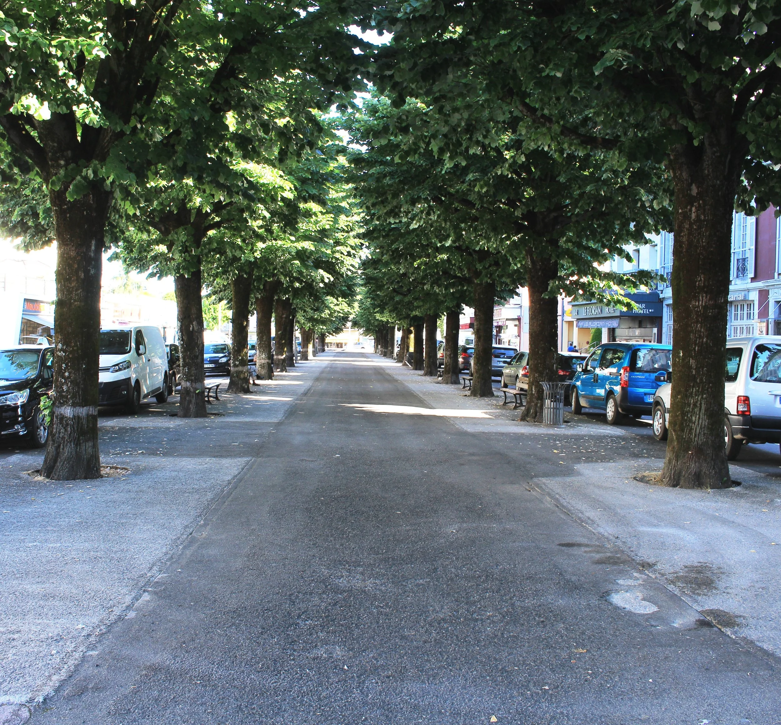 Place_des_Coustous_de_Bagnères-de-Bigorre_(Hautes-Pyrénées)_1.jpg