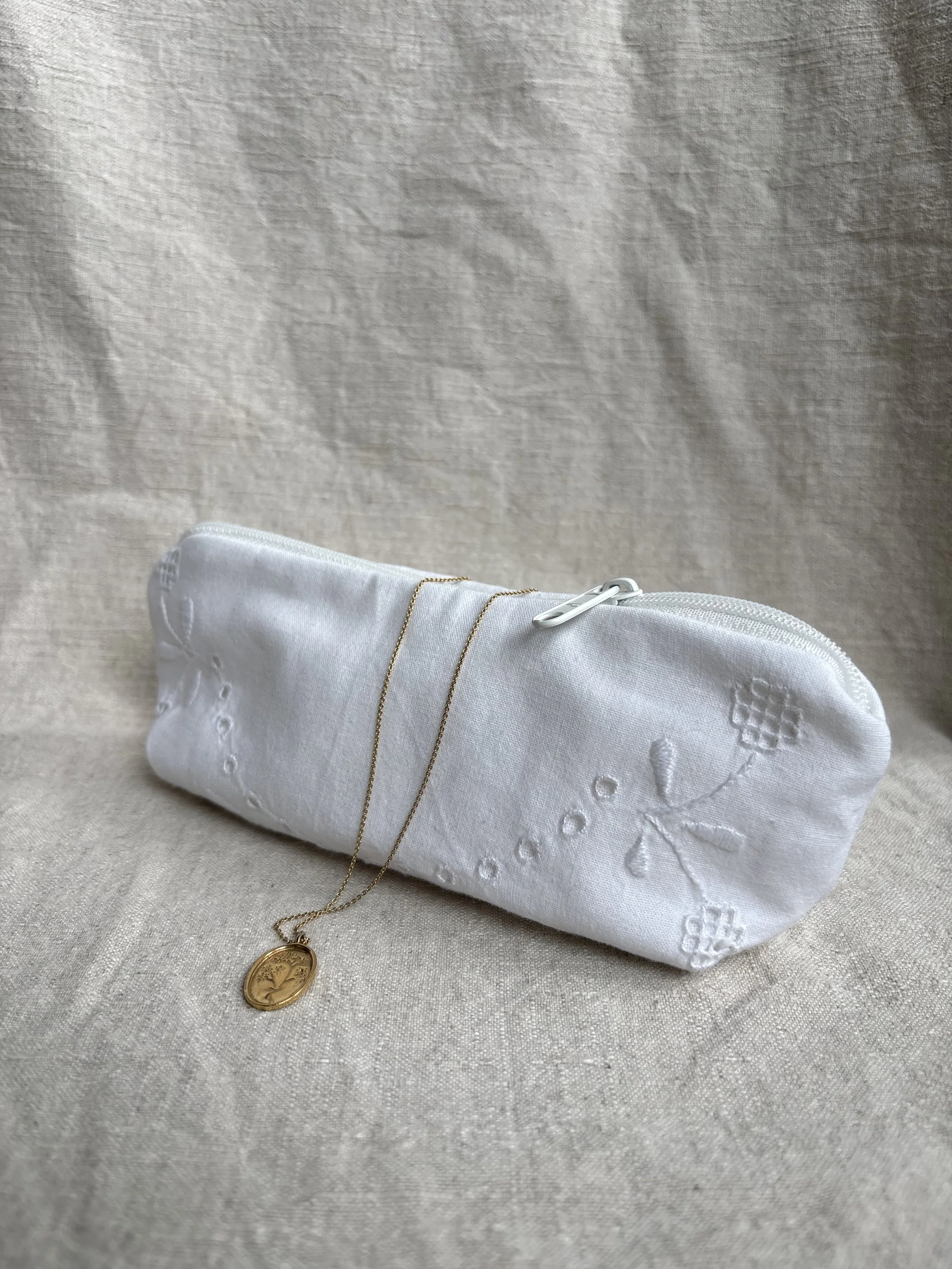 Necessaire mit Lochspitze