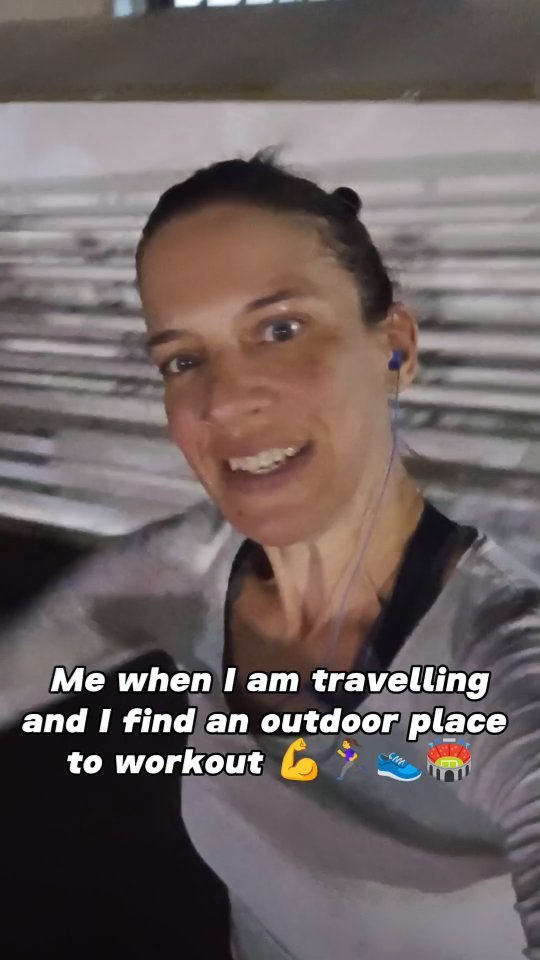 YES to outdoor workouts. YES to movement. YES to feeling grounded while traveling.
When you work from home all day, the last thing you want is to roll out your mat… in the same room you just sat in for hours. π
That’s why finding this
